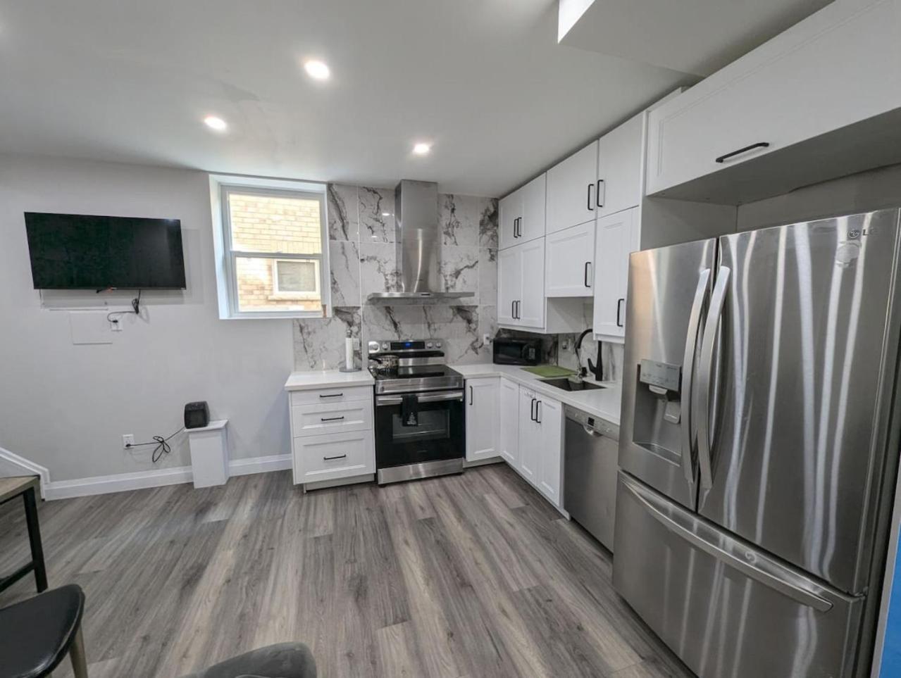 Kitchener Vacations - 2BR 1 king 1 Queen with parking 3 GBPS internet - Property Image 1