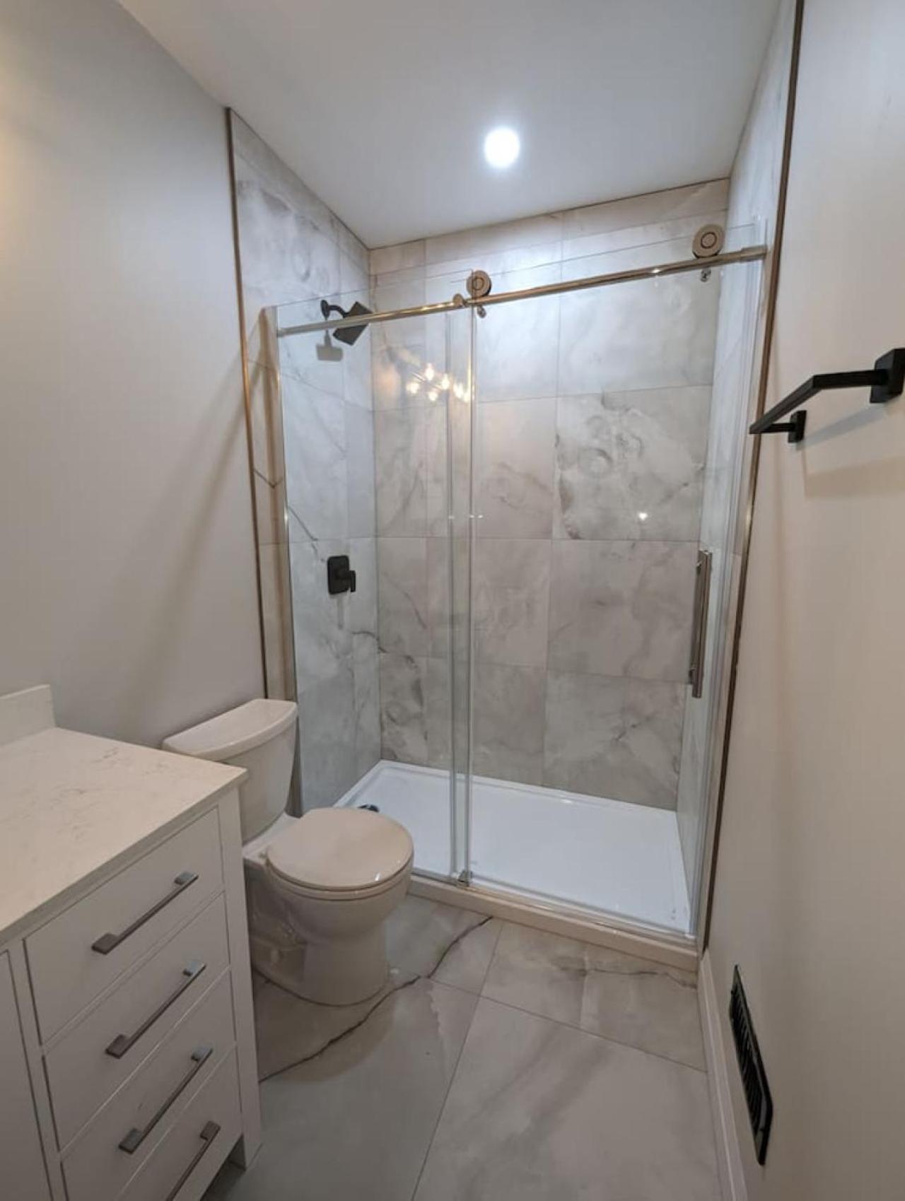 Kitchener Vacations - 2BR 1 king 1 Queen with parking 3 GBPS internet - Property Image 5