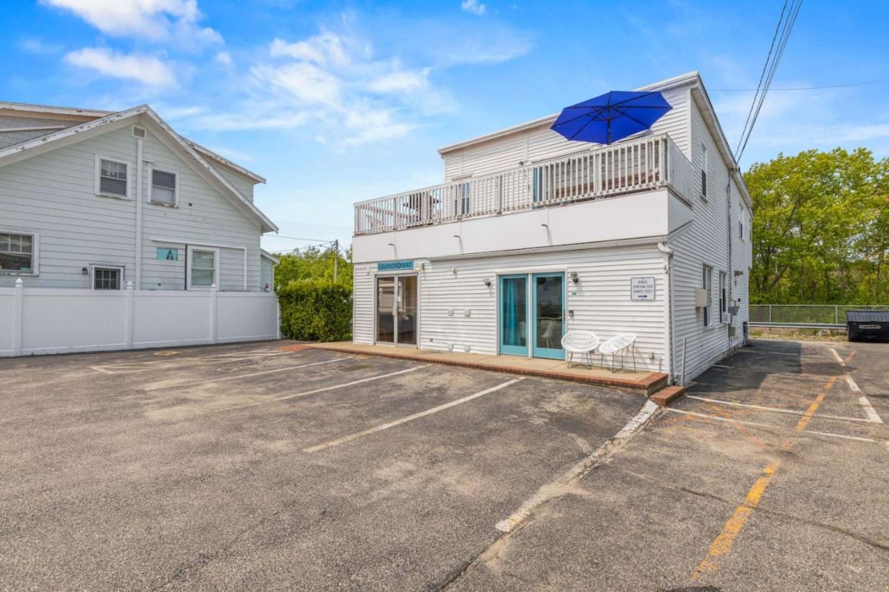 Cozy 1-Bedroom Suite Steps from the Beach (464) view 2