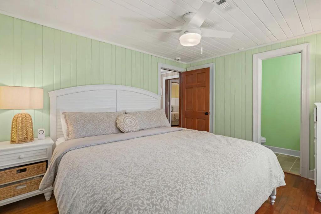 Stunning Coastal 3 Bedroom Beach Home! Sleeps 6 Guests! view 4