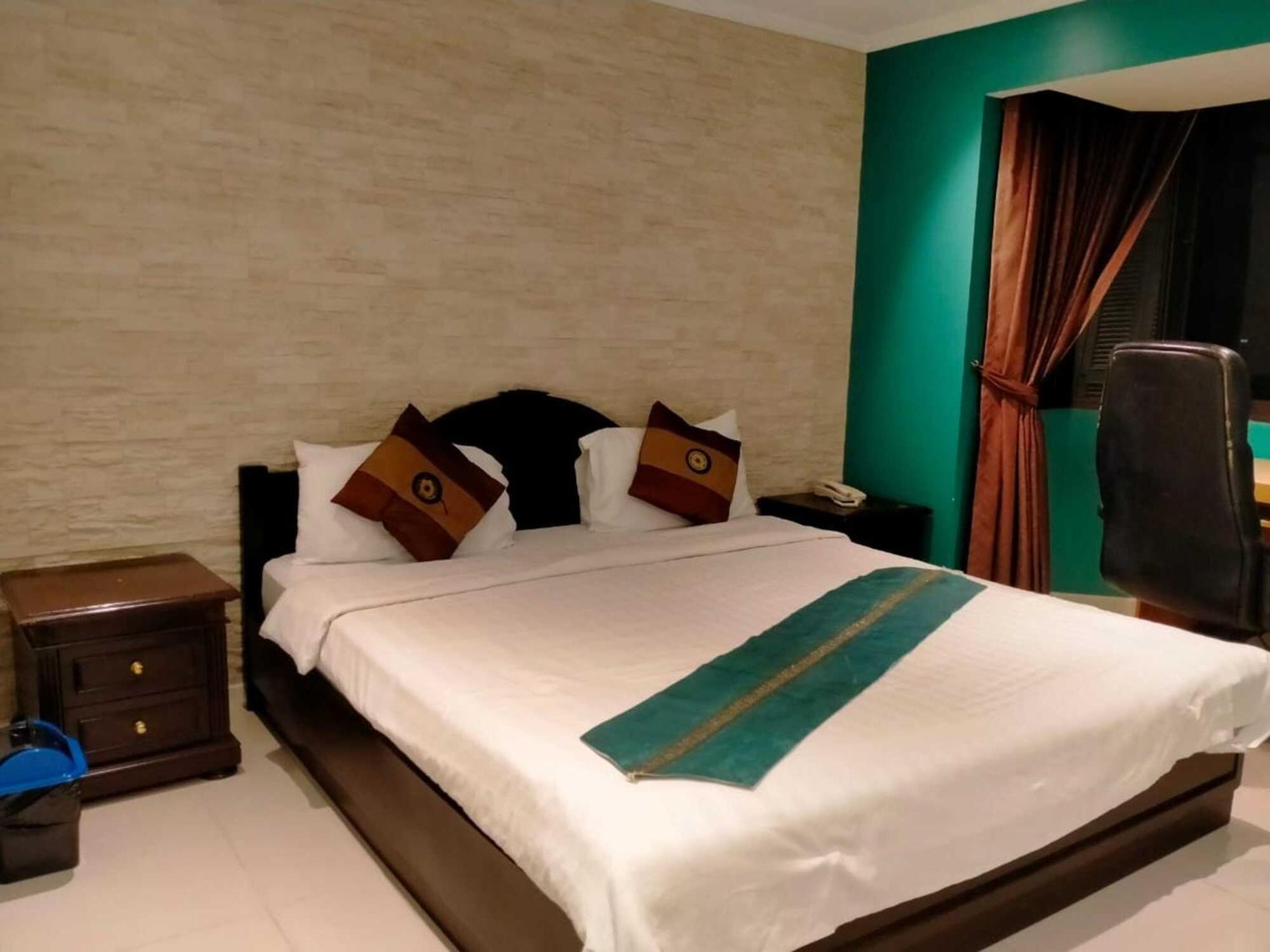 Rent Omni Tower Apartments Nana Bangkok - Prime Sukhumvit location