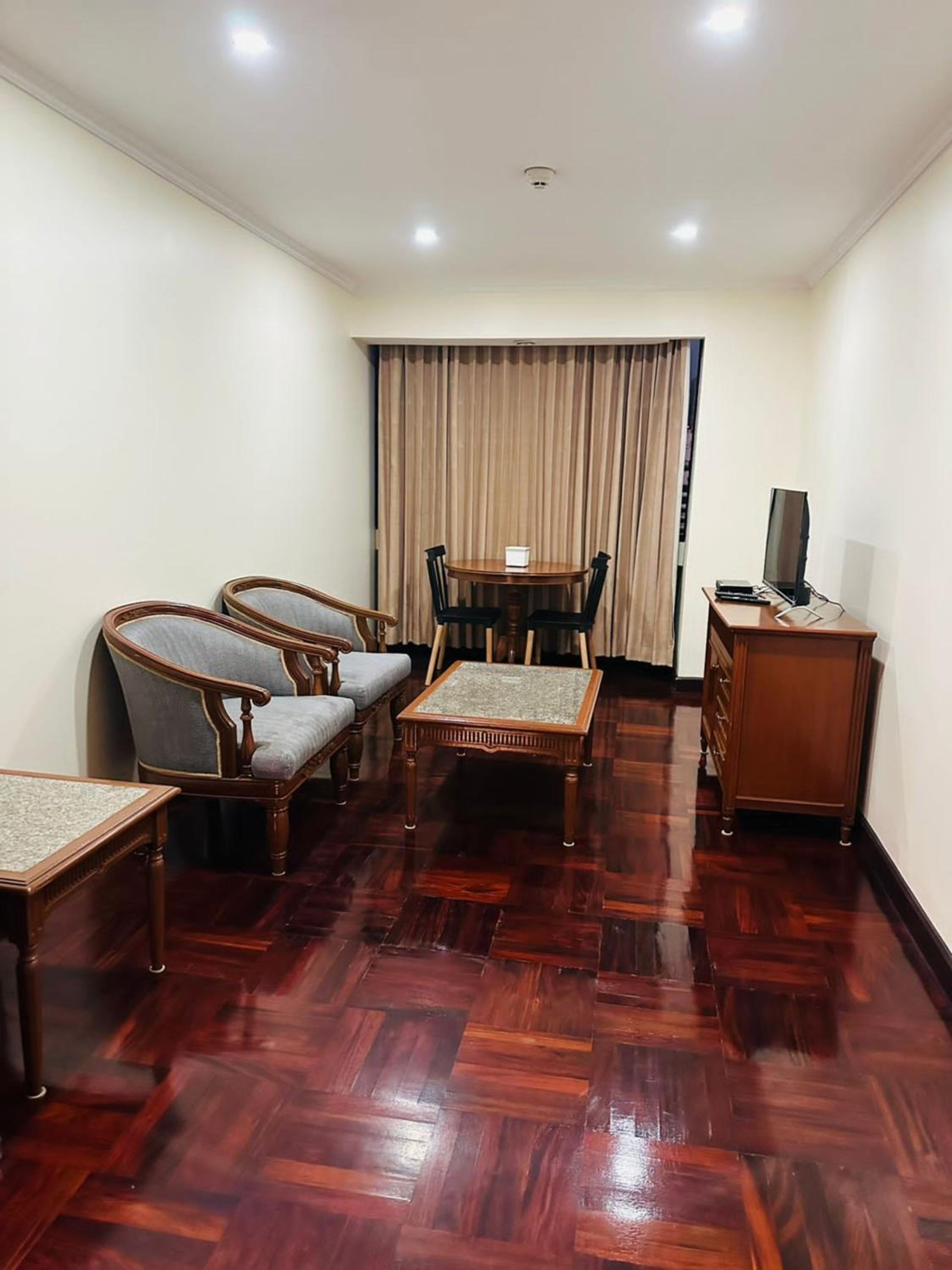 Rent Omni Tower Apartments Nana Bangkok - Prime Sukhumvit location