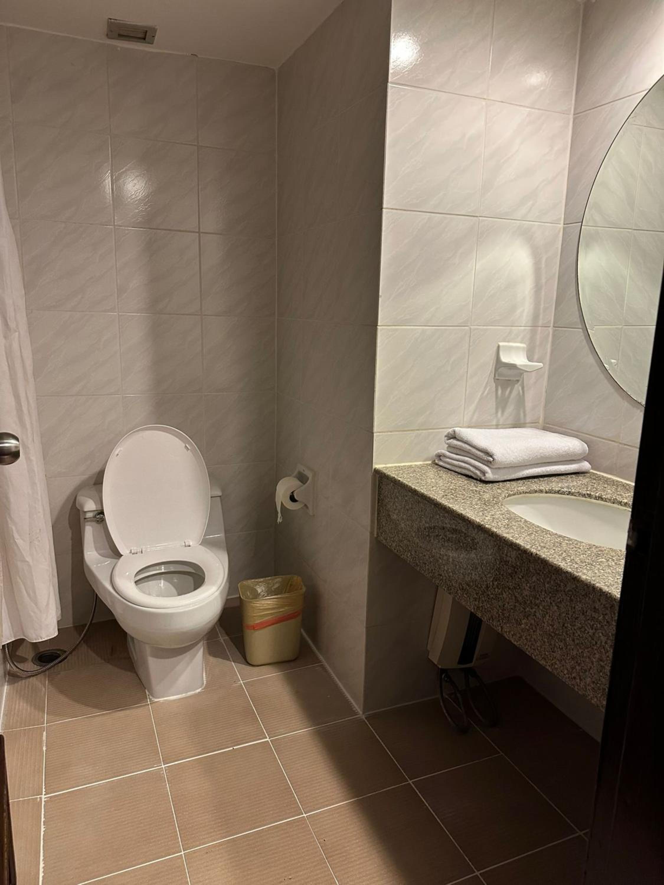 Rent Omni Tower Apartments Nana Bangkok - Prime Sukhumvit location