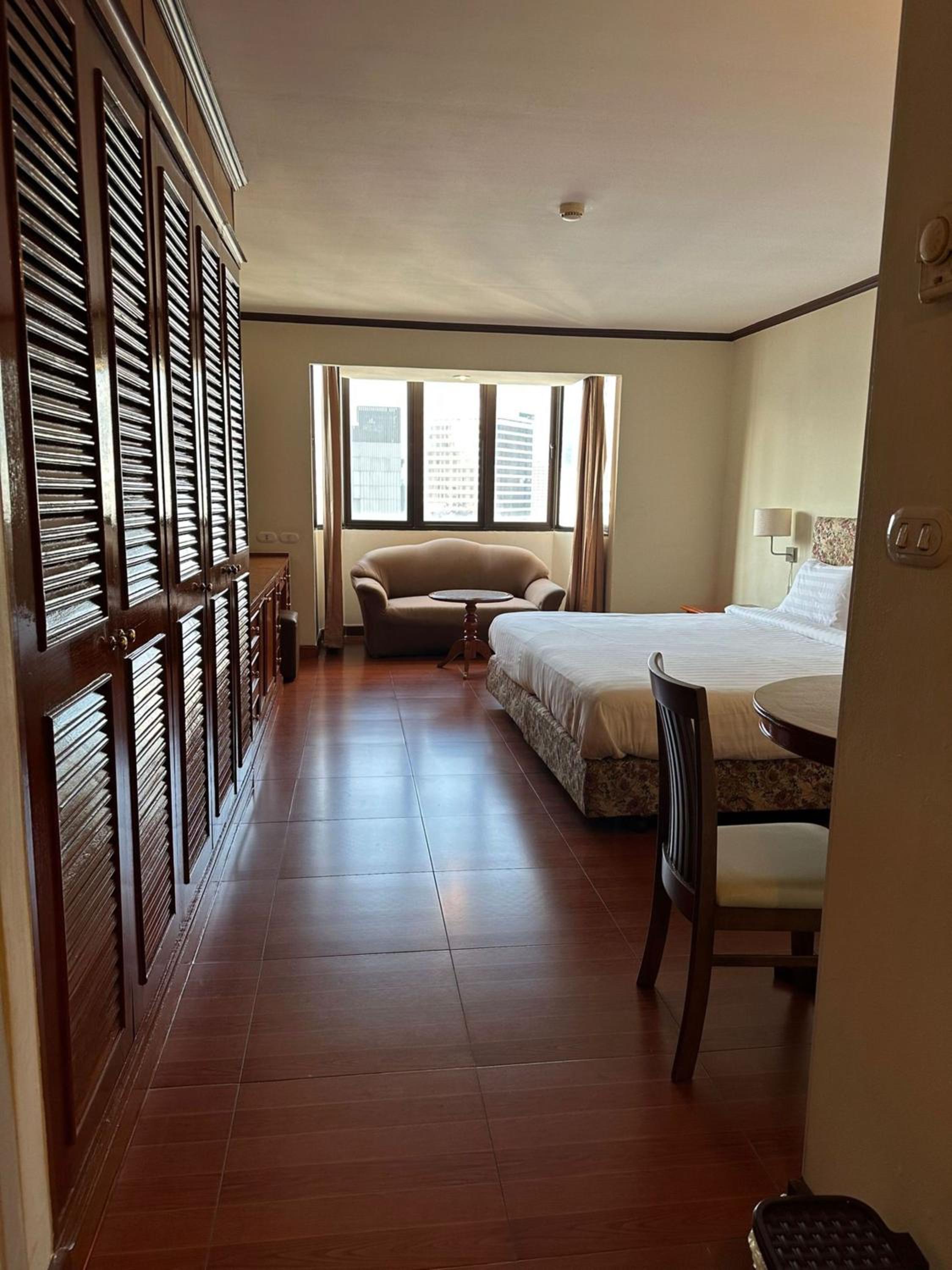 Rent Omni Tower Apartments Nana Bangkok - Prime Sukhumvit location