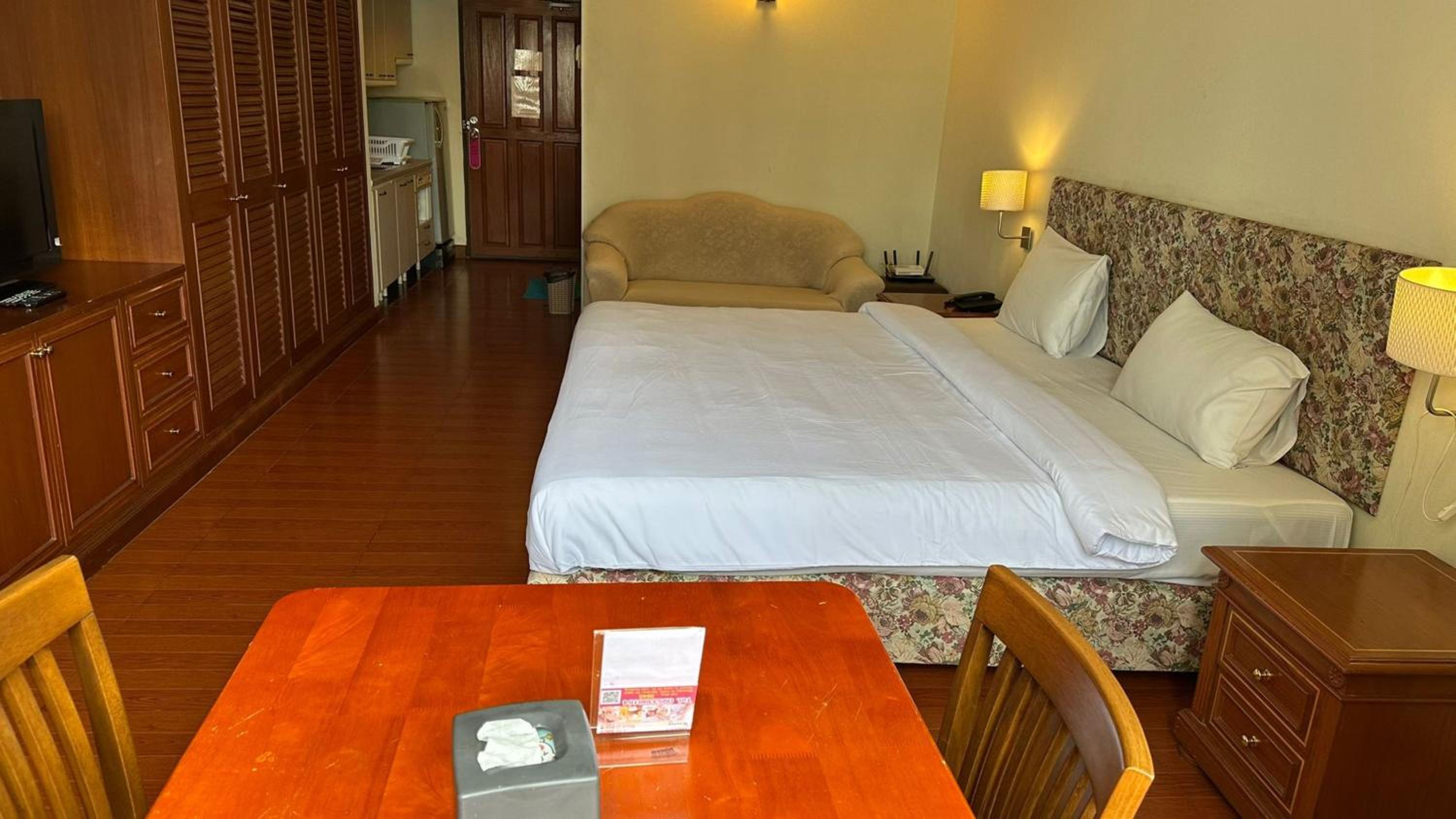 Rent Omni Tower Apartments Nana Bangkok - Prime Sukhumvit location