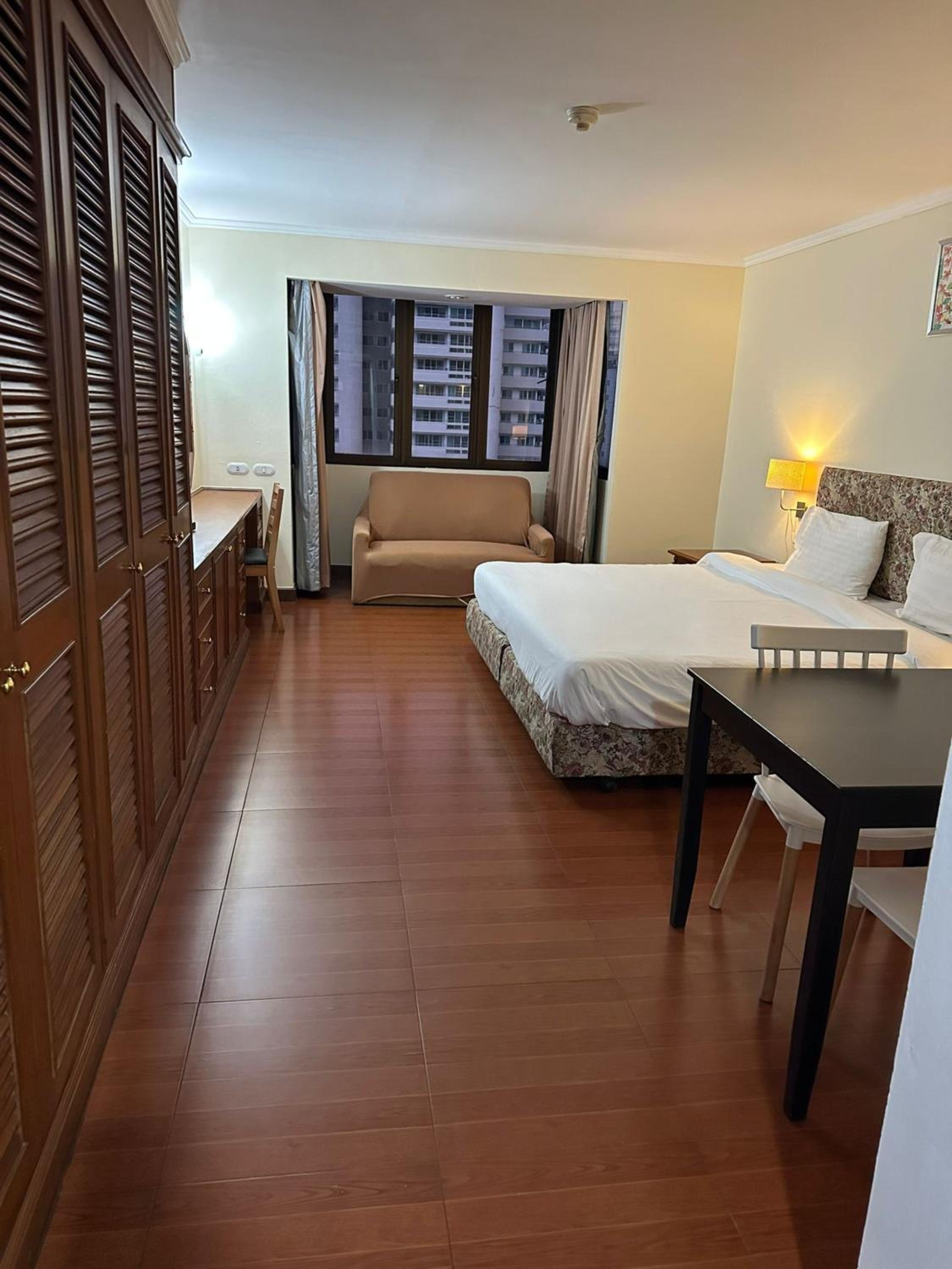 Rent Omni Tower Apartments Nana Bangkok - Prime Sukhumvit location