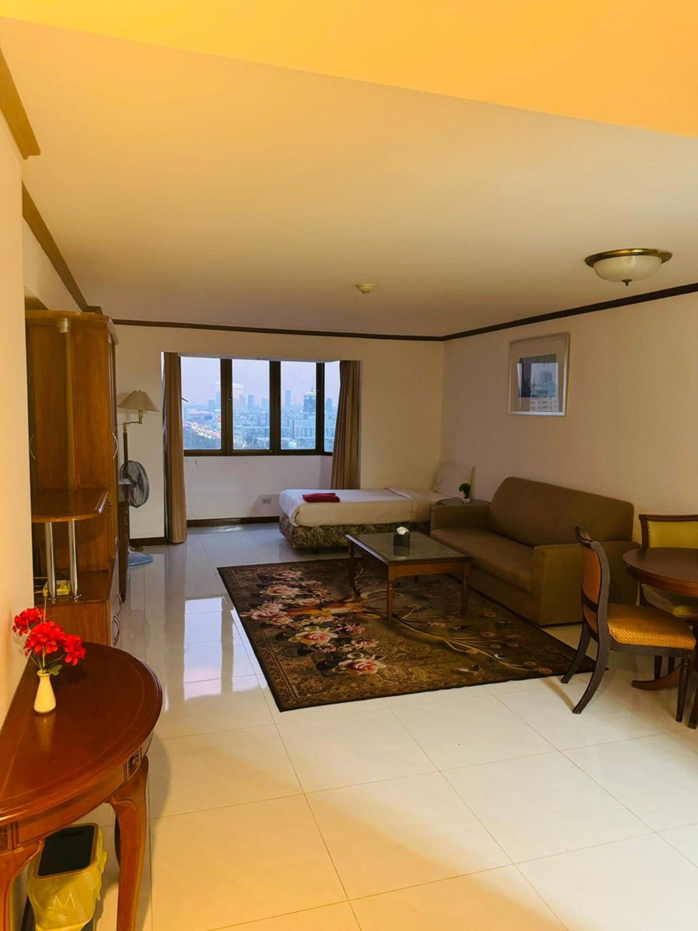 Rent Omni Tower Apartments Nana Bangkok - Prime Sukhumvit location