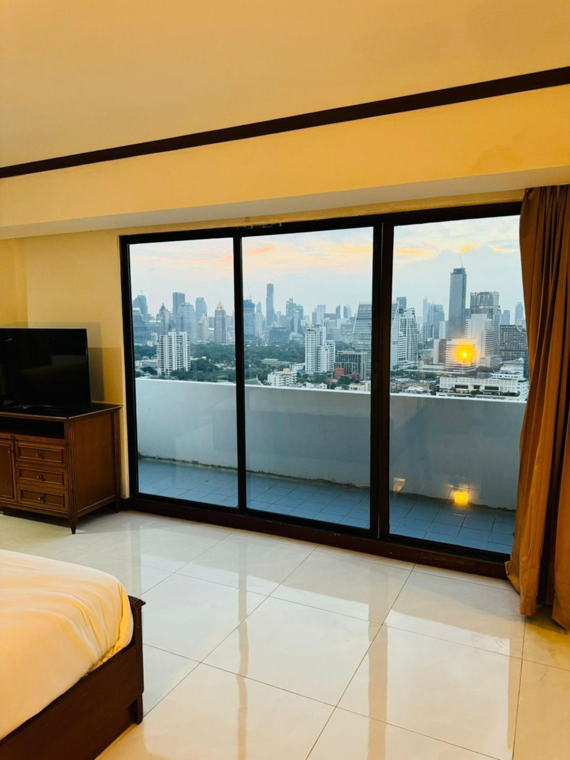 Rent Omni Tower Apartments Nana Bangkok - Prime Sukhumvit location