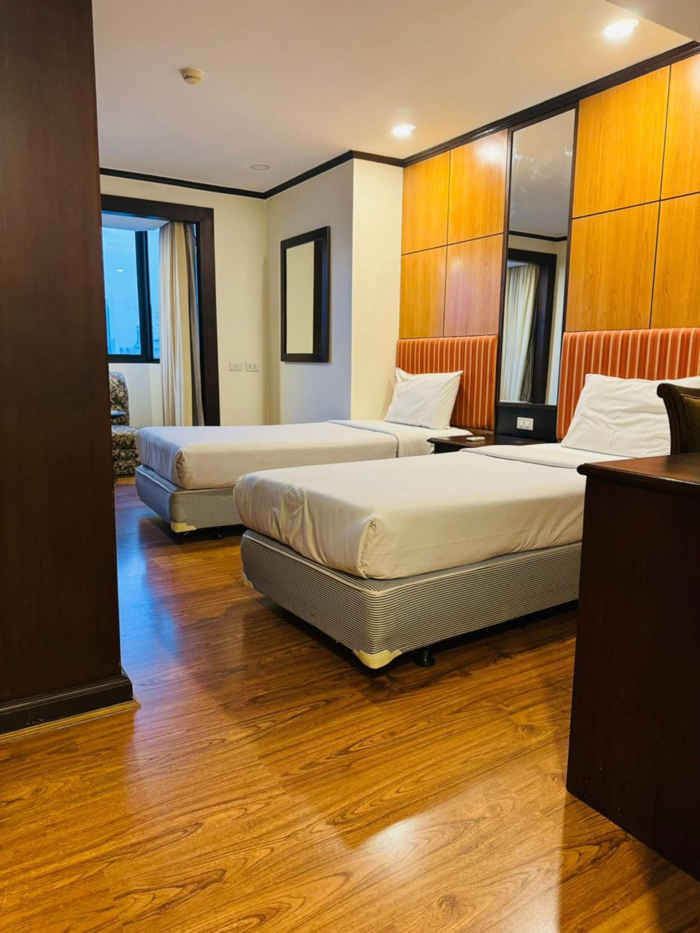 Rent Omni Tower Apartments Nana Bangkok - Prime Sukhumvit location