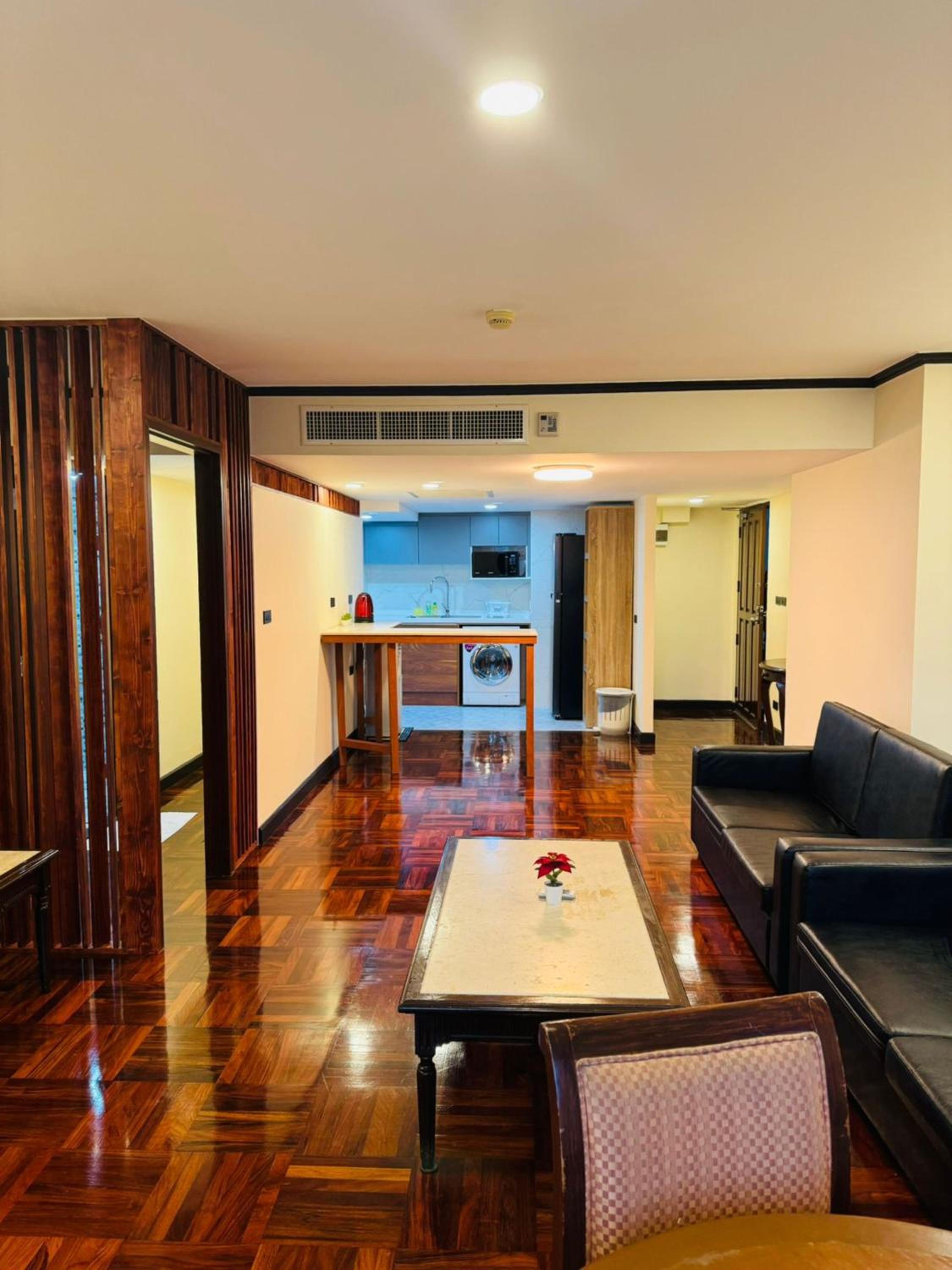 Rent Omni Tower Apartments Nana Bangkok - Prime Sukhumvit location