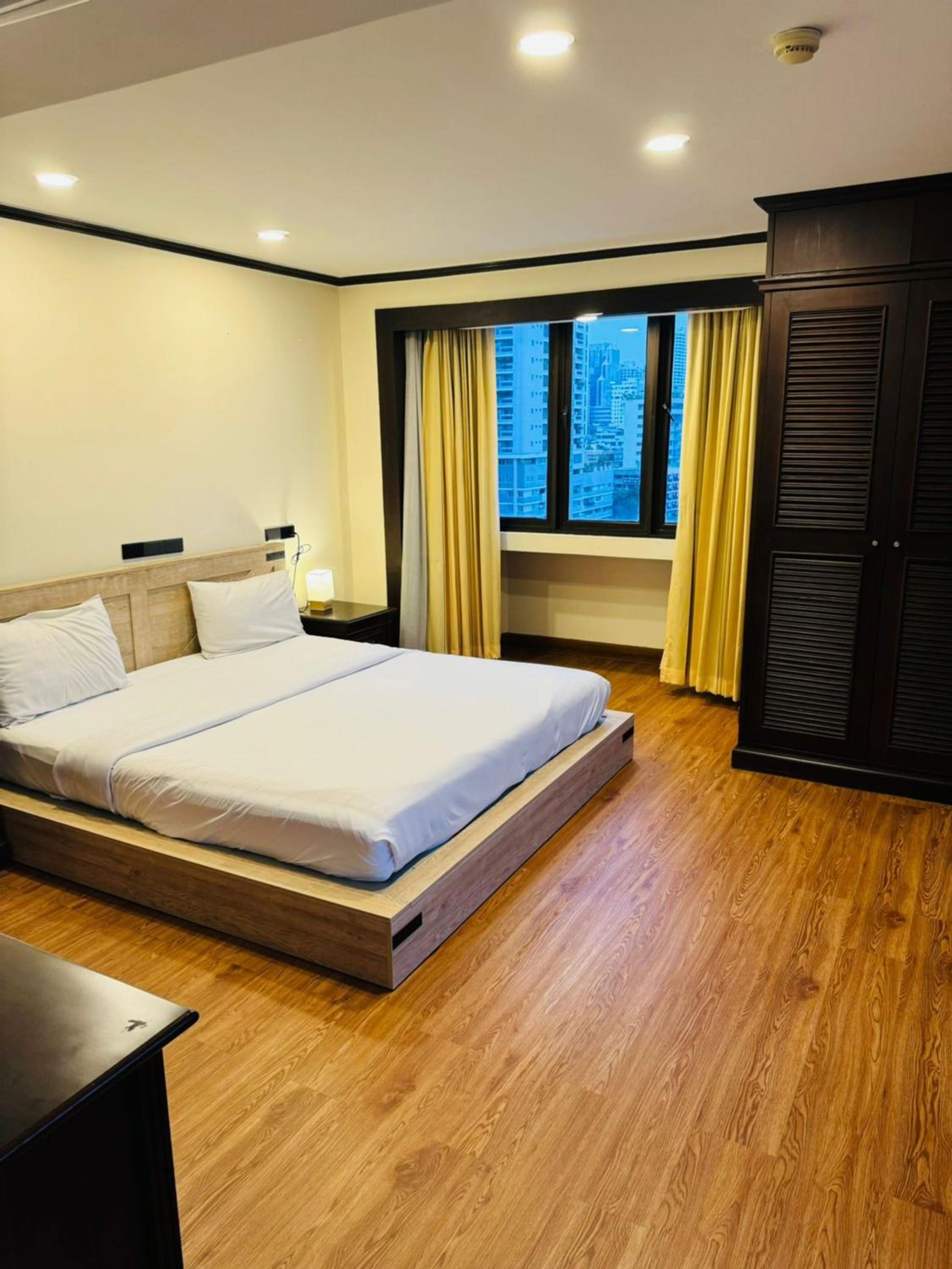 Rent Omni Tower Apartments Nana Bangkok - Prime Sukhumvit location