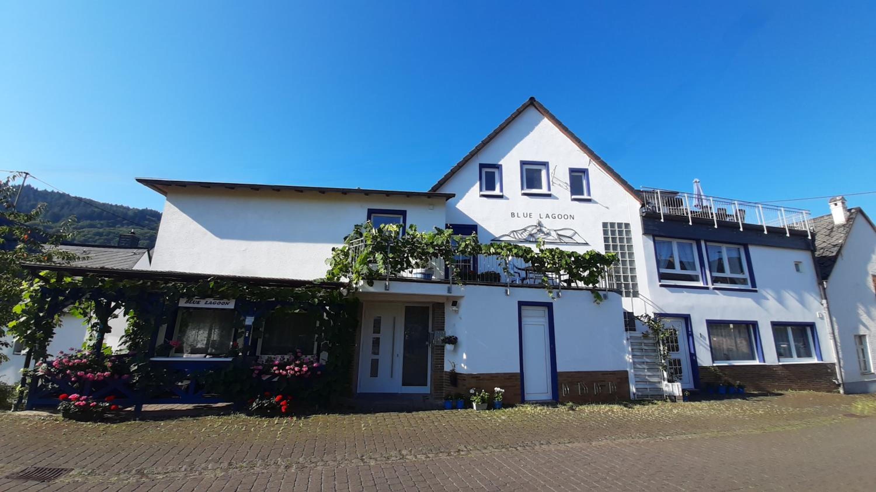 Blue Lagoon Holiday Apartments & Double Room with Balcony