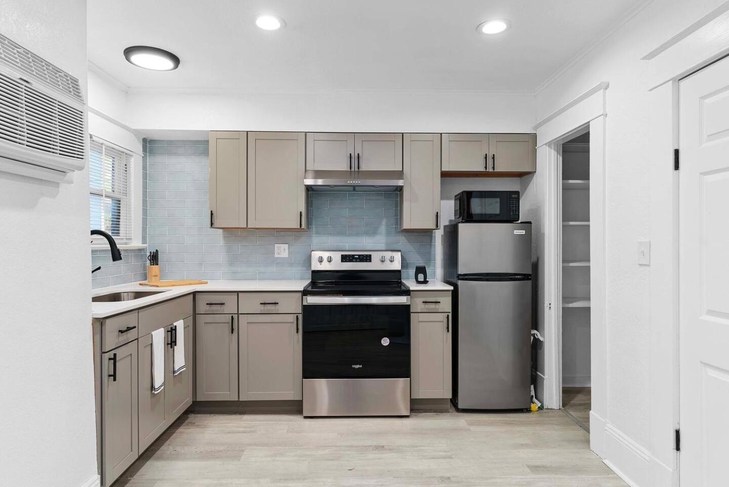 Studio Orlando Rental Kitchen & Fast Wi-fi