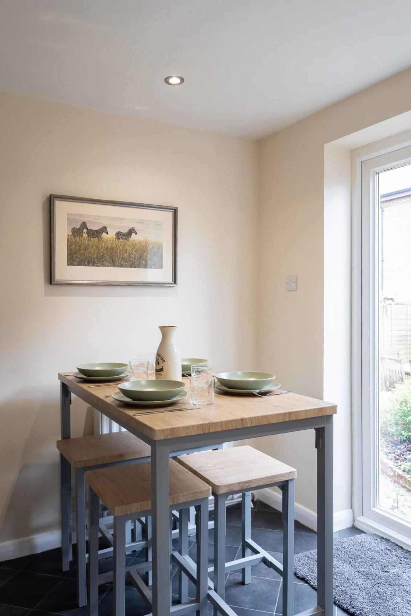 Quaint 3 bed Cottage in central Dorking with parking view 4
