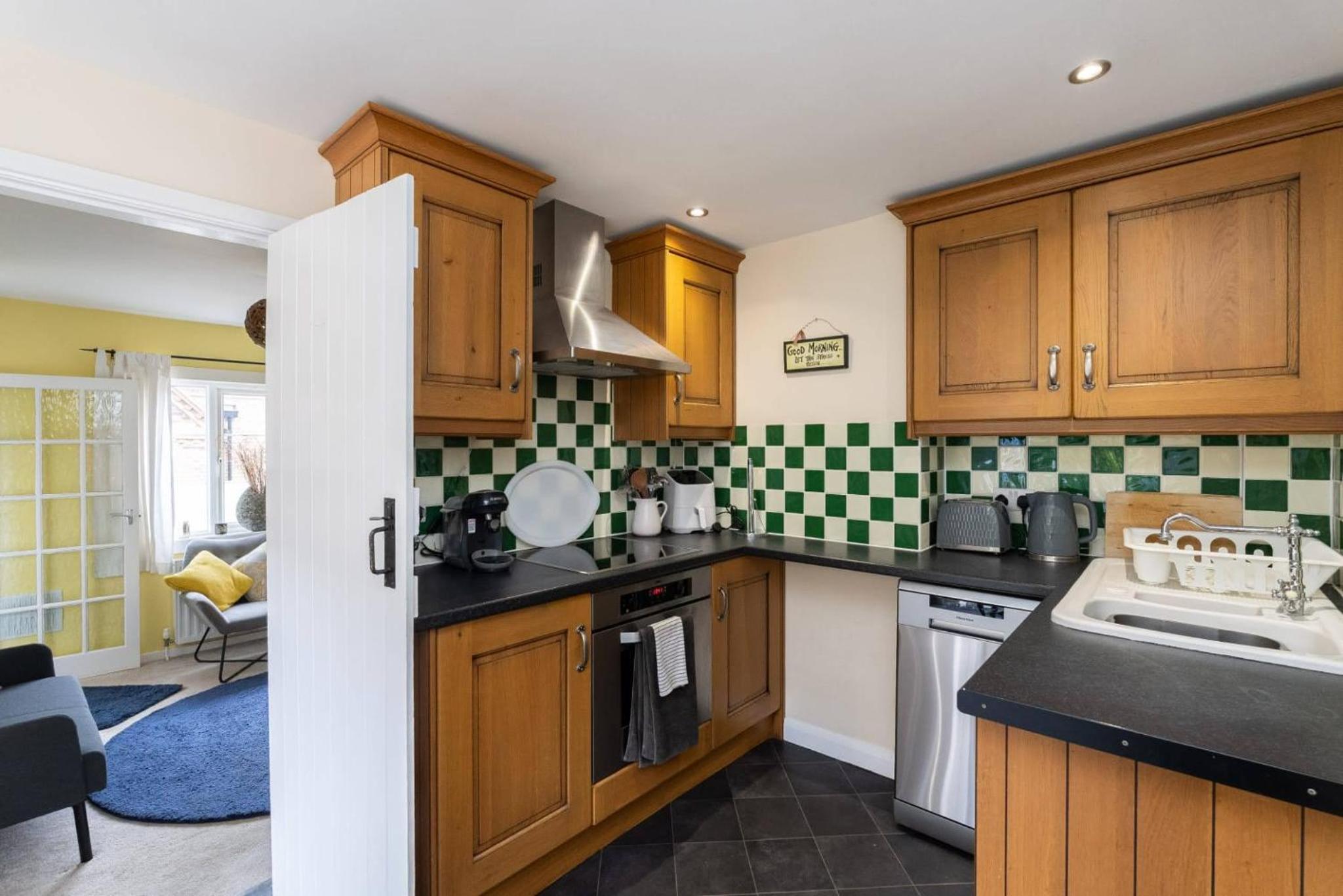 Quaint 3 bed Cottage in central Dorking with parking view 3