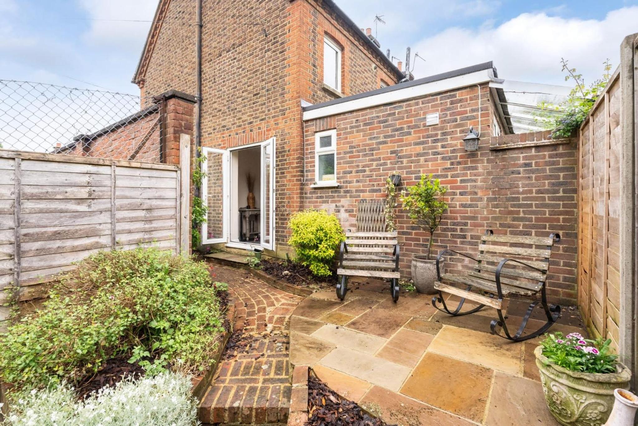 Quaint 3 bed Cottage in central Dorking with parking view 2