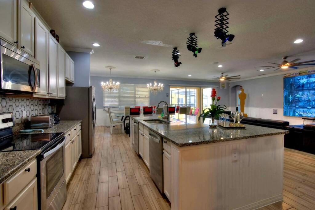 14 Bedroom Hollywood bowling Home in Resort view 5