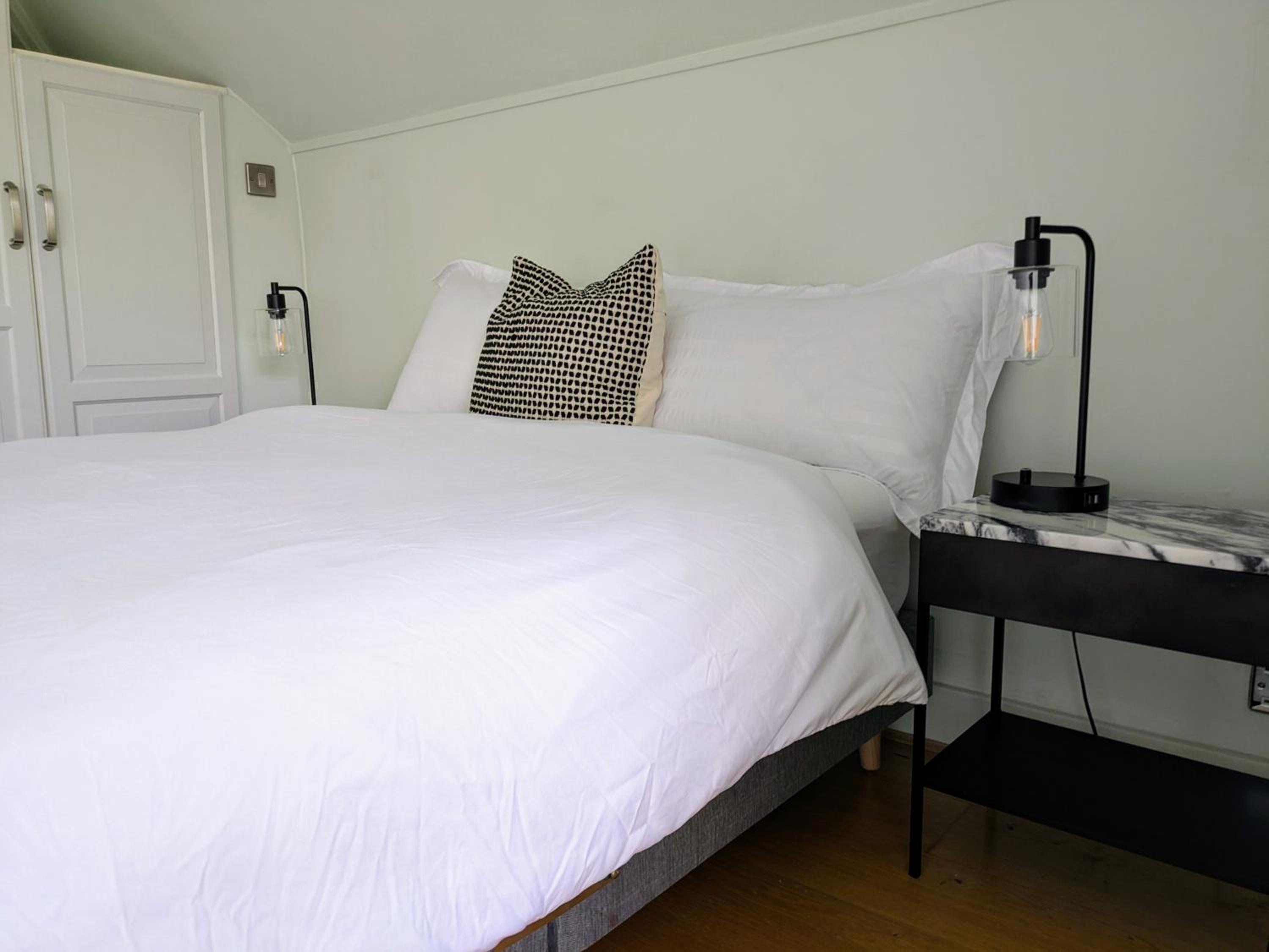 Charming Bright 2-Bed Heritage Flat, Battersea Park, London