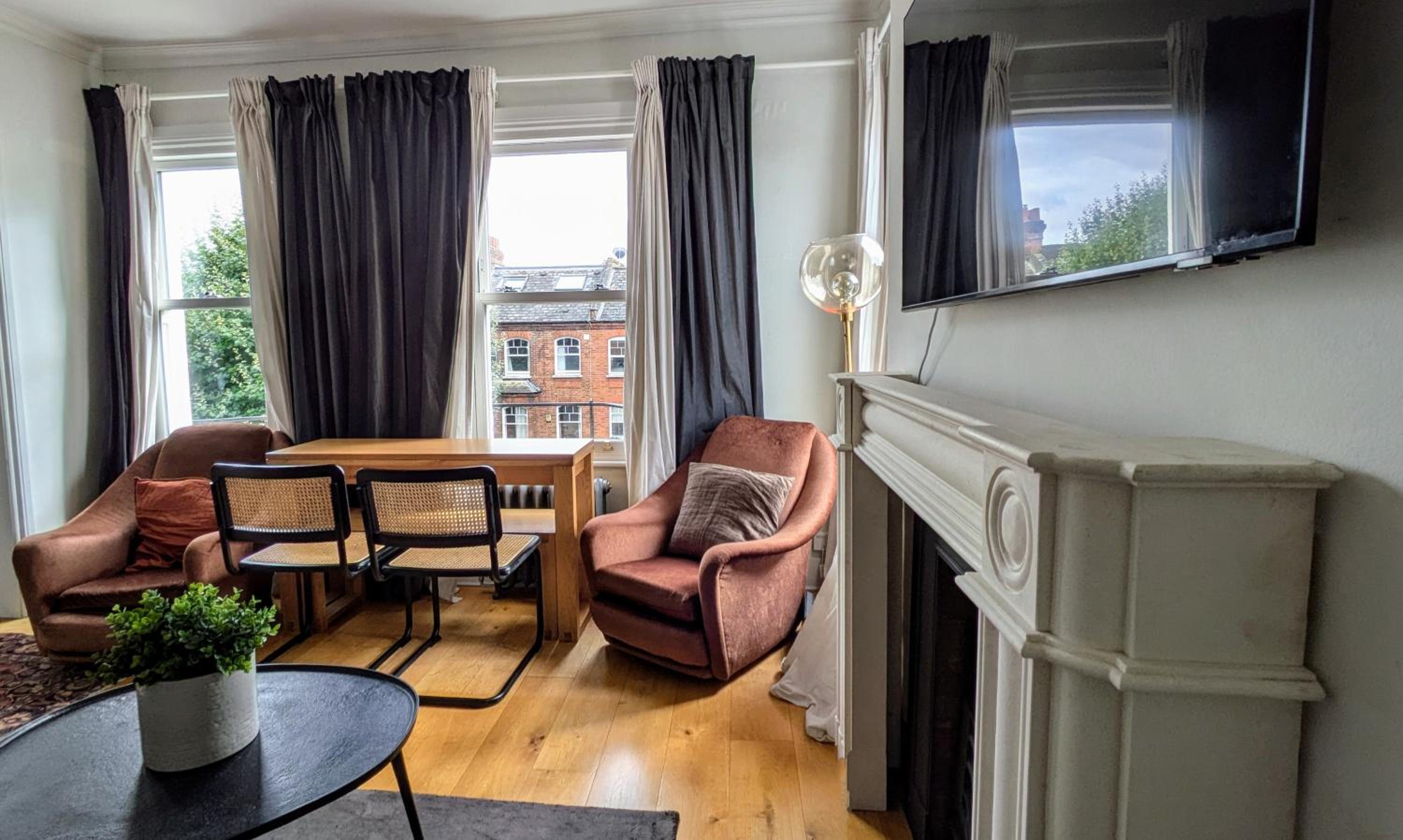 Charming Bright 2-Bed Heritage Flat, Battersea Park, London