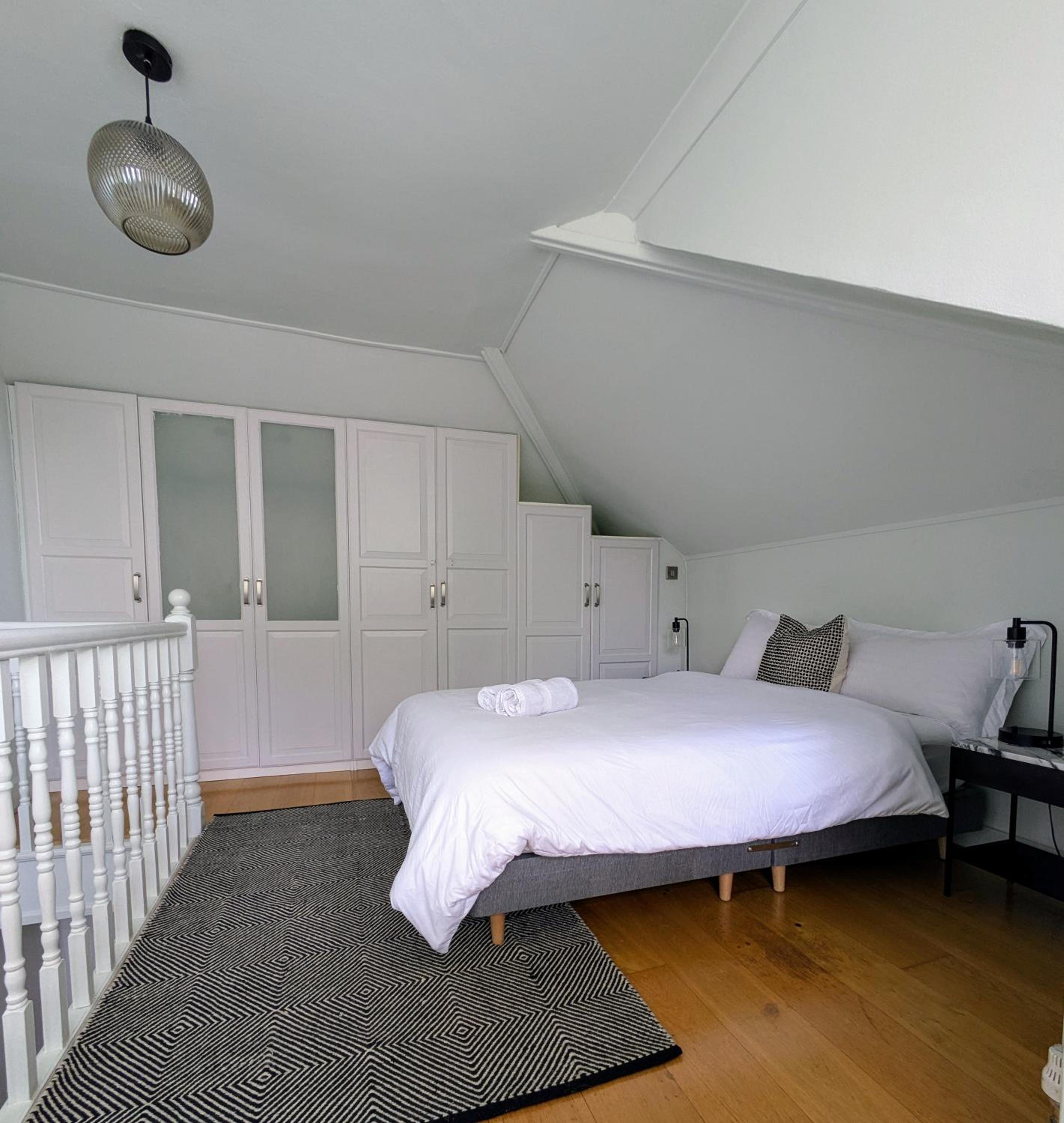 Charming Bright 2-Bed Heritage Flat, Battersea Park, London