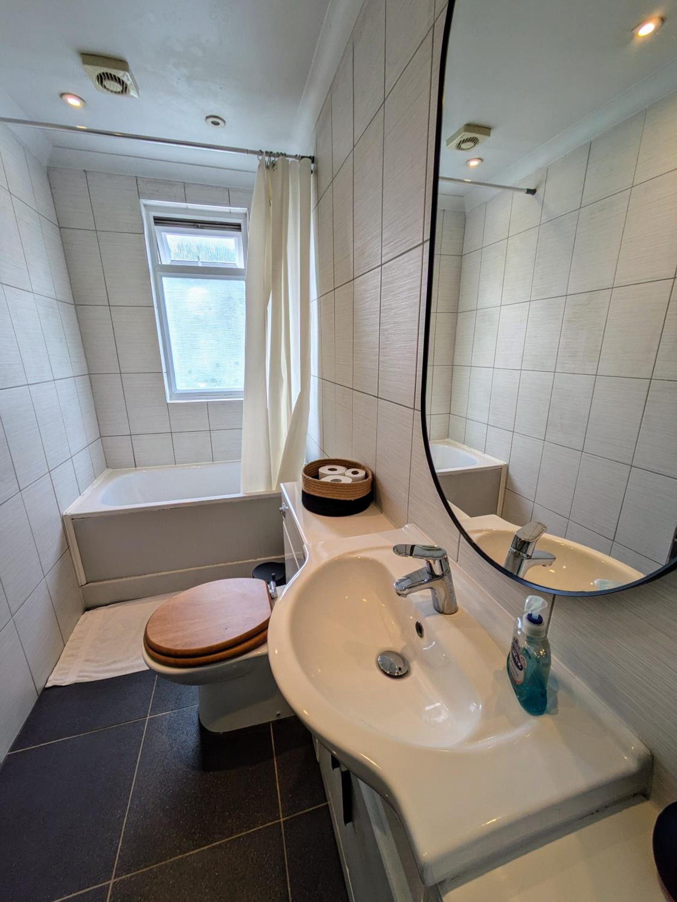 Charming Bright 2-Bed Heritage Flat, Battersea Park, London