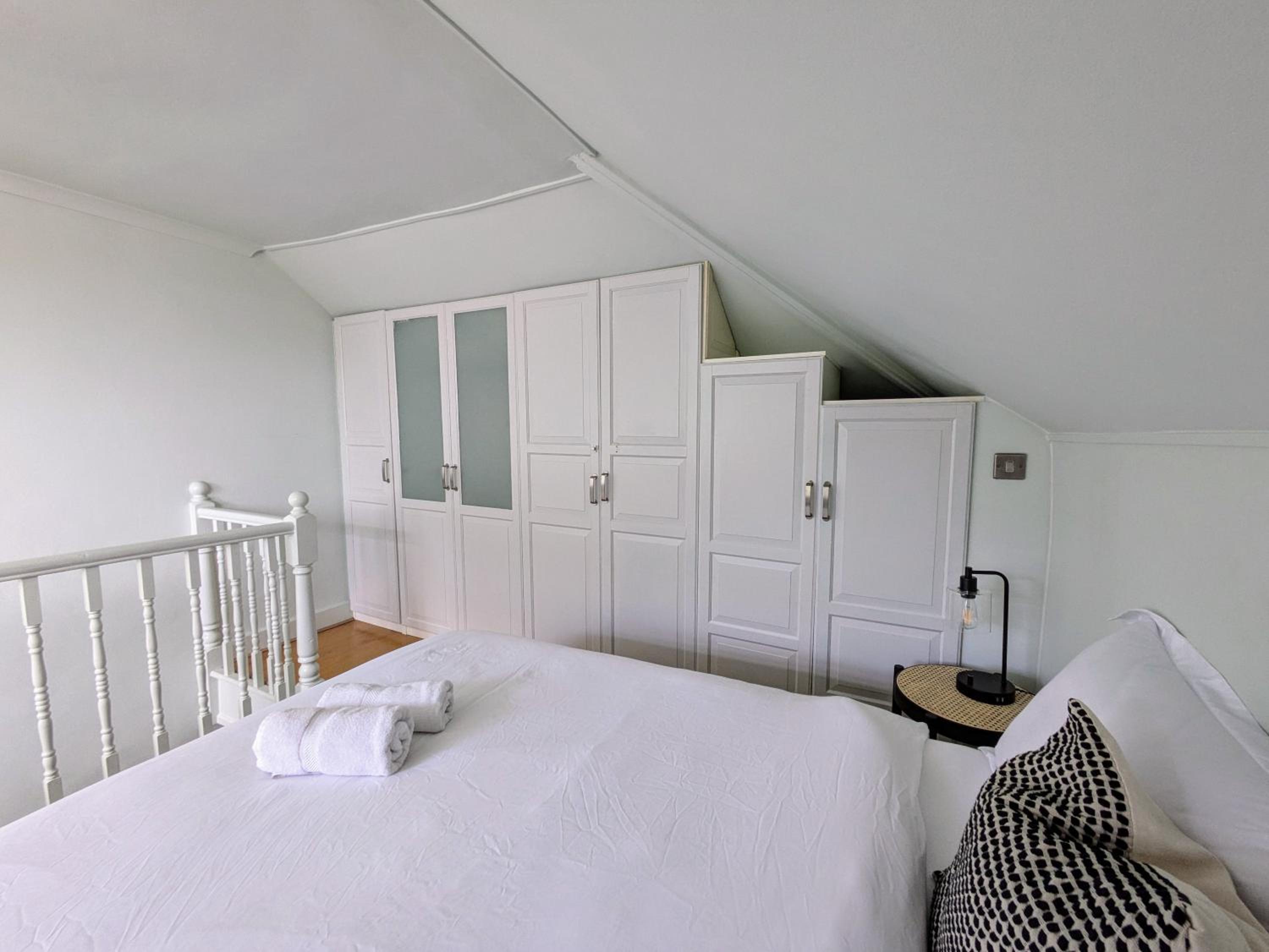 Charming Bright 2-Bed Heritage Flat, Battersea Park, London