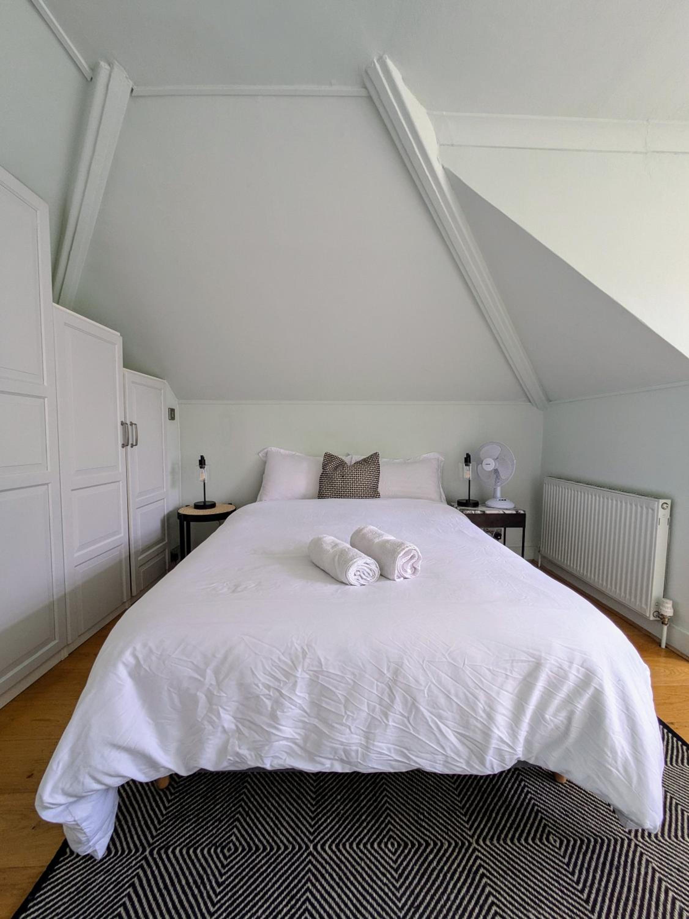 Charming Bright 2-Bed Heritage Flat, Battersea Park, London