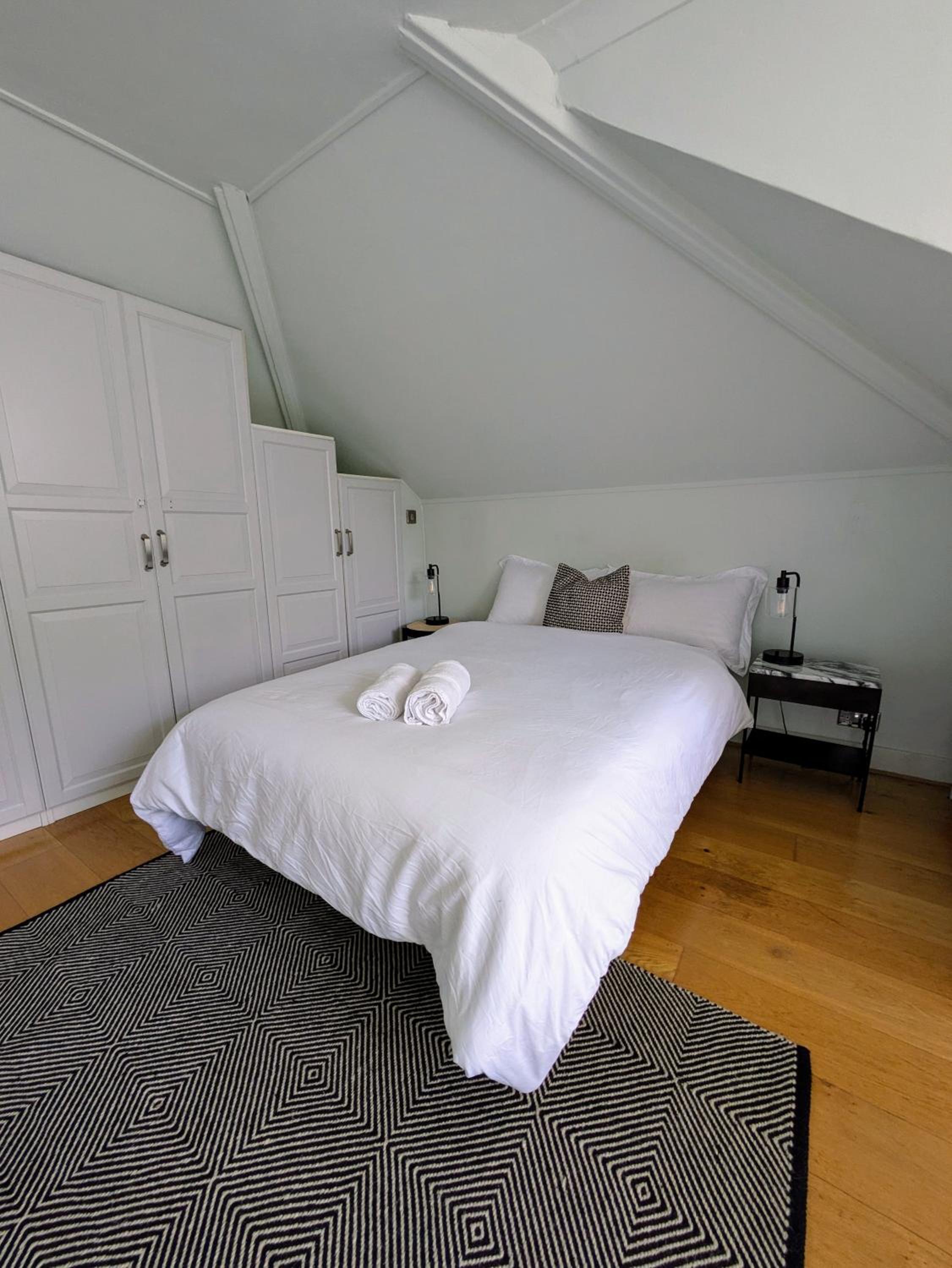 Charming Bright 2-Bed Heritage Flat, Battersea Park, London