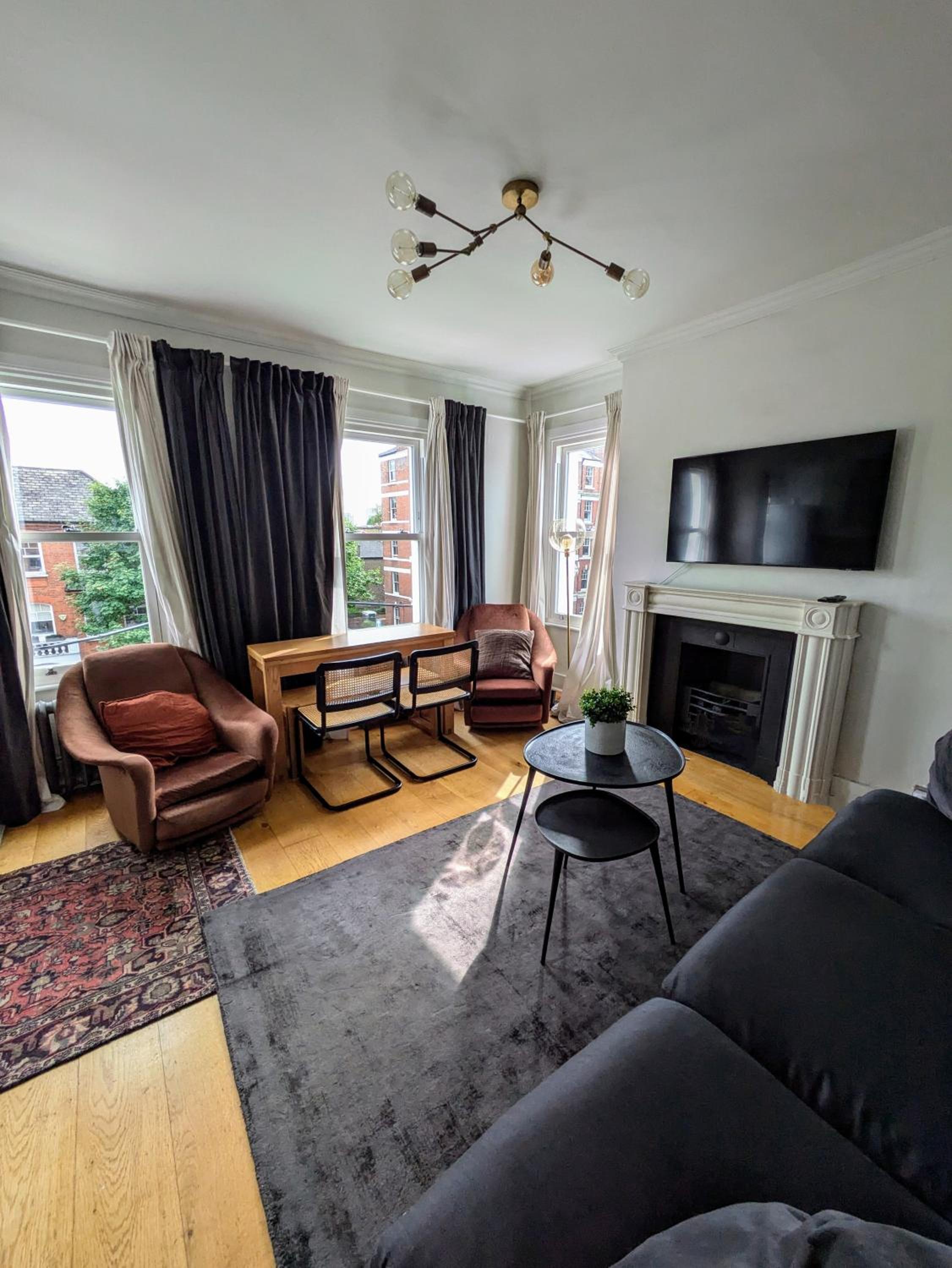 Charming Bright 2-Bed Heritage Flat, Battersea Park, London