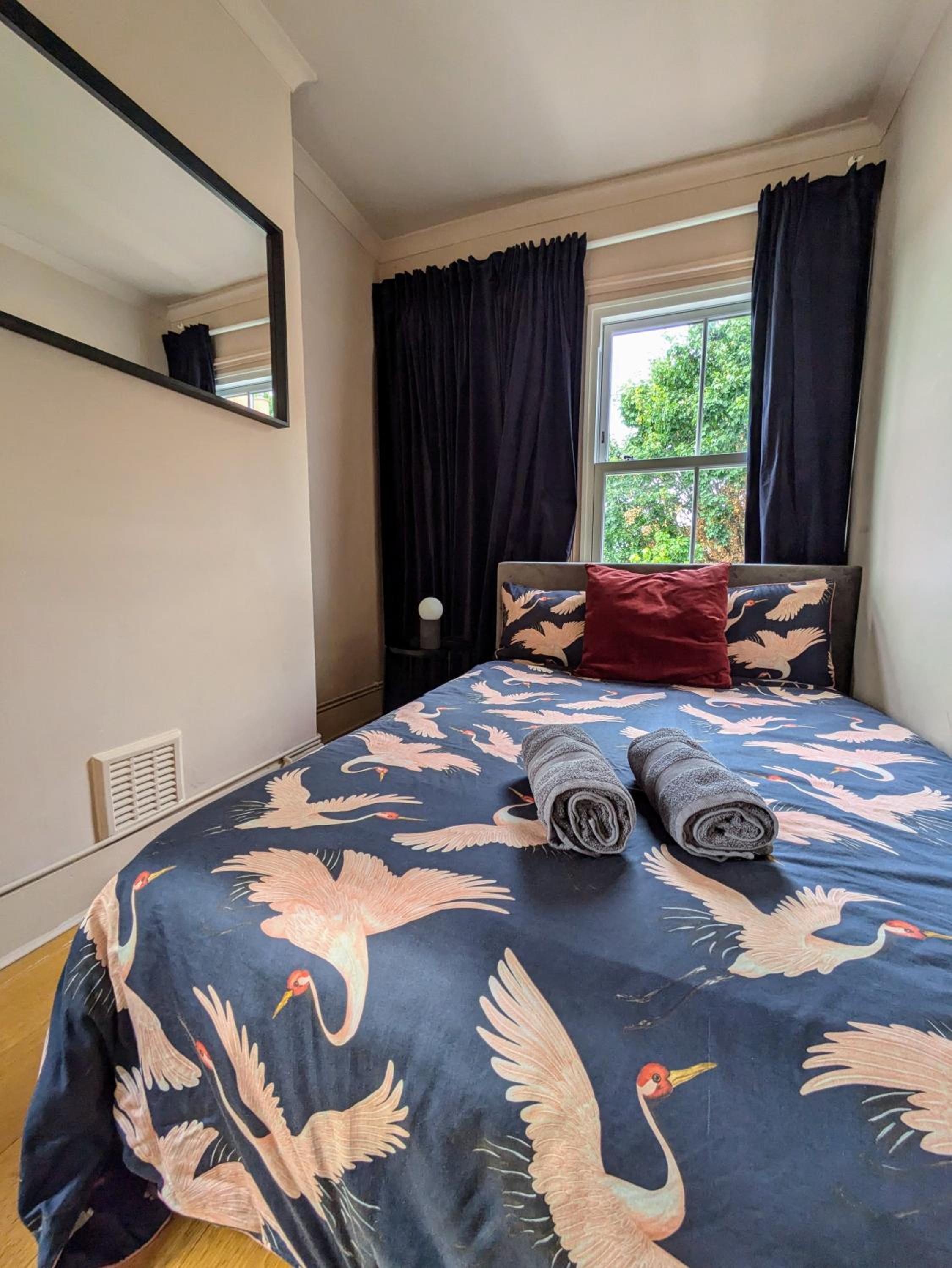 Charming Bright 2-Bed Heritage Flat, Battersea Park, London