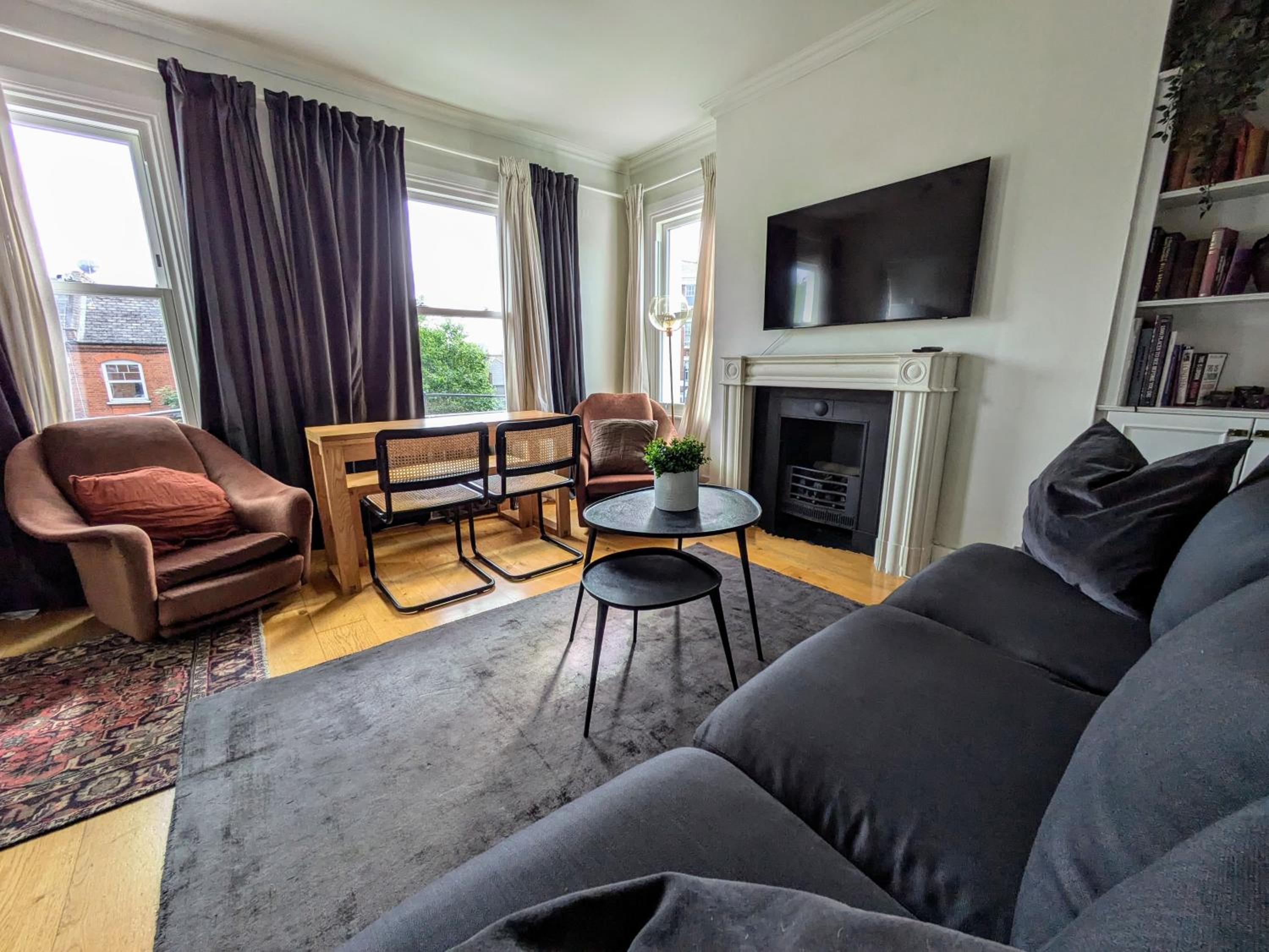 Charming Bright 2-Bed Heritage Flat, Battersea Park, London