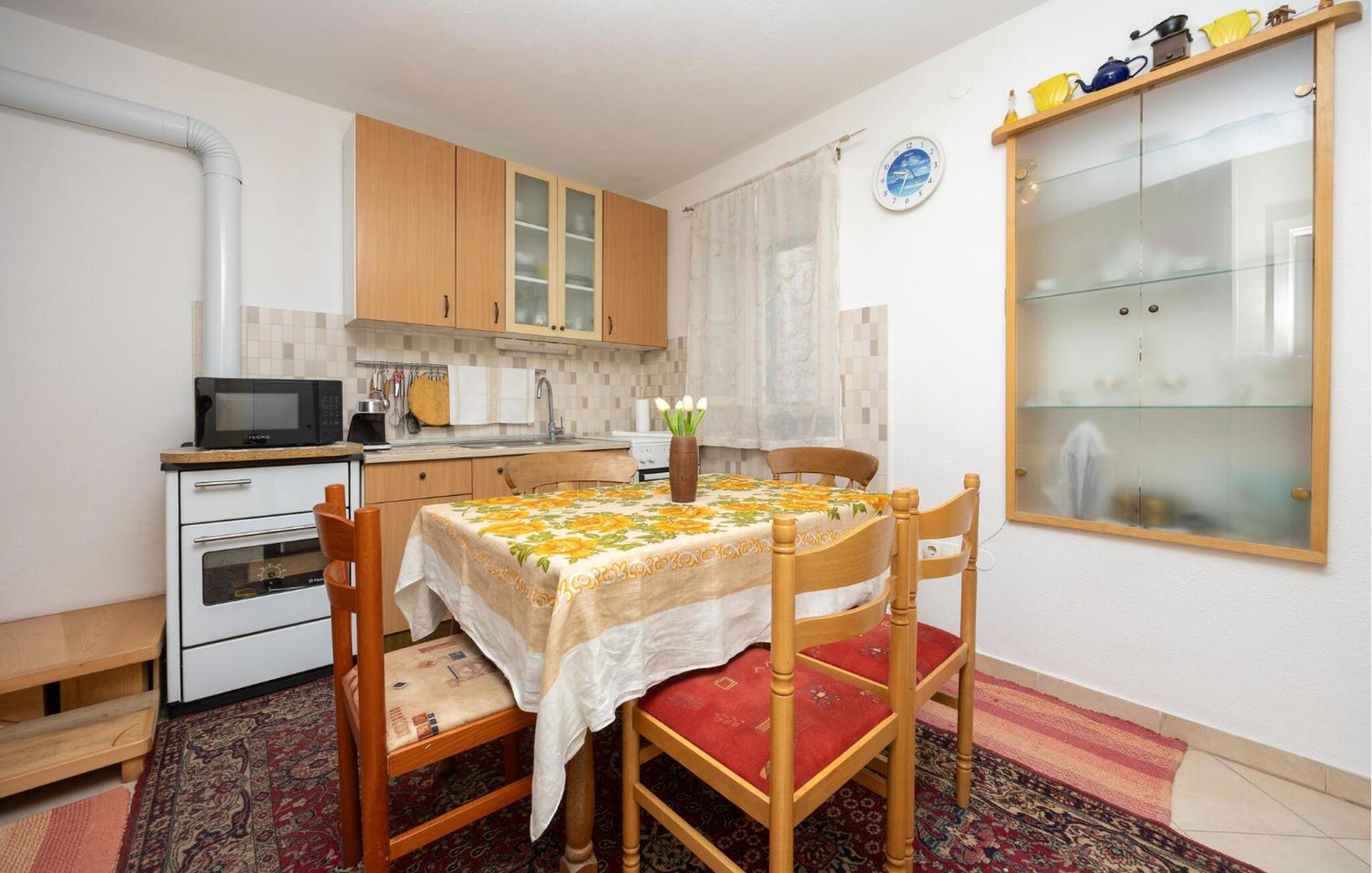 2 Bedroom Awesome Apartment In Kastel Stari view 3