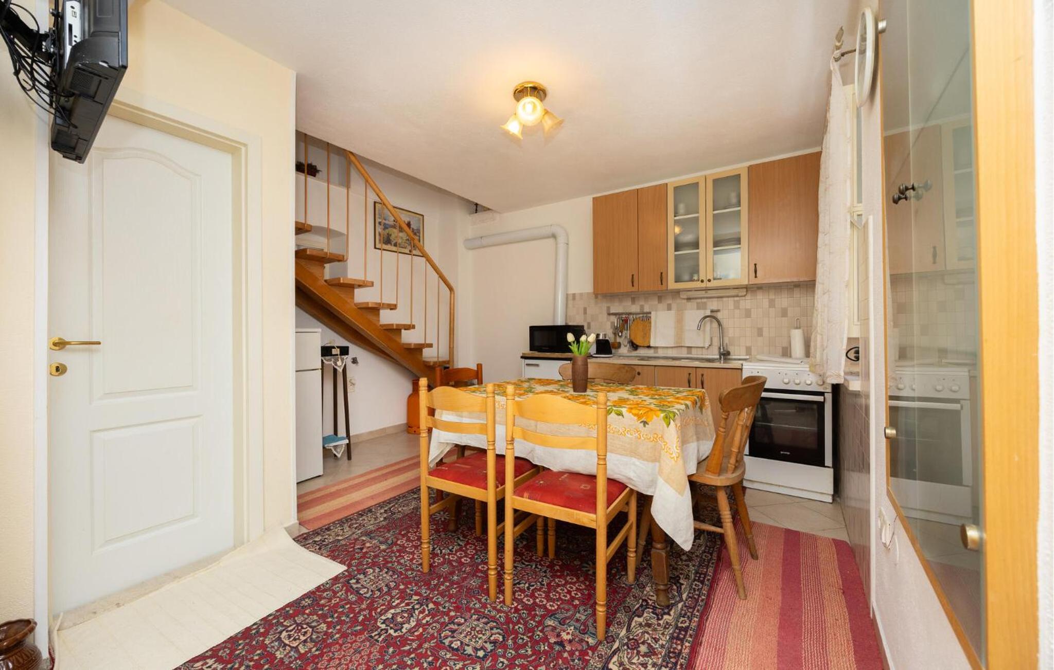 2 Bedroom Awesome Apartment In Kastel Stari view 4