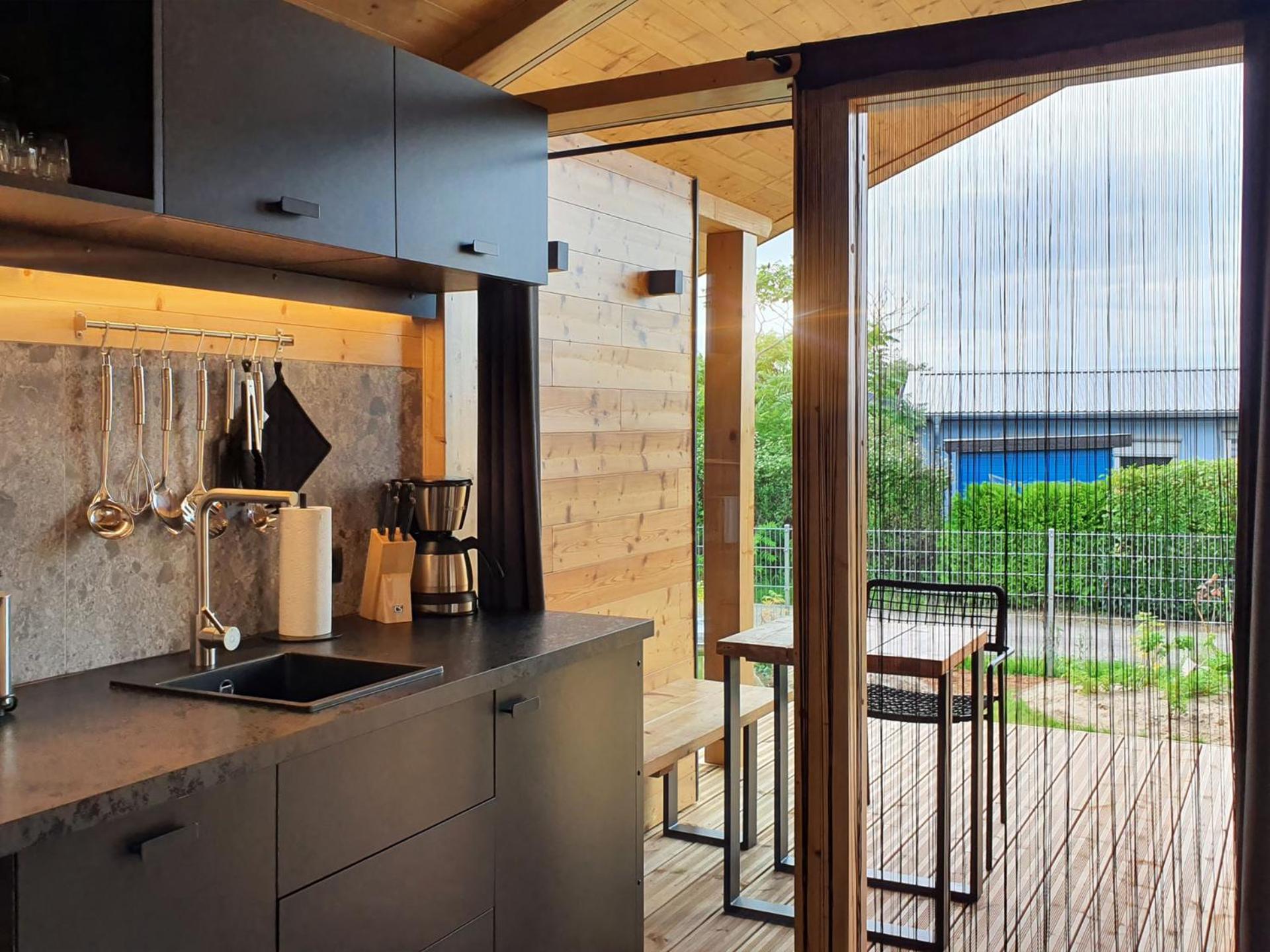 Werder Chalet -- COZYKOJE -- Ostsee Strand 150m I Sauna I eKamin I Tiny House mit Meerblick I 2 Pers und Kind I by 