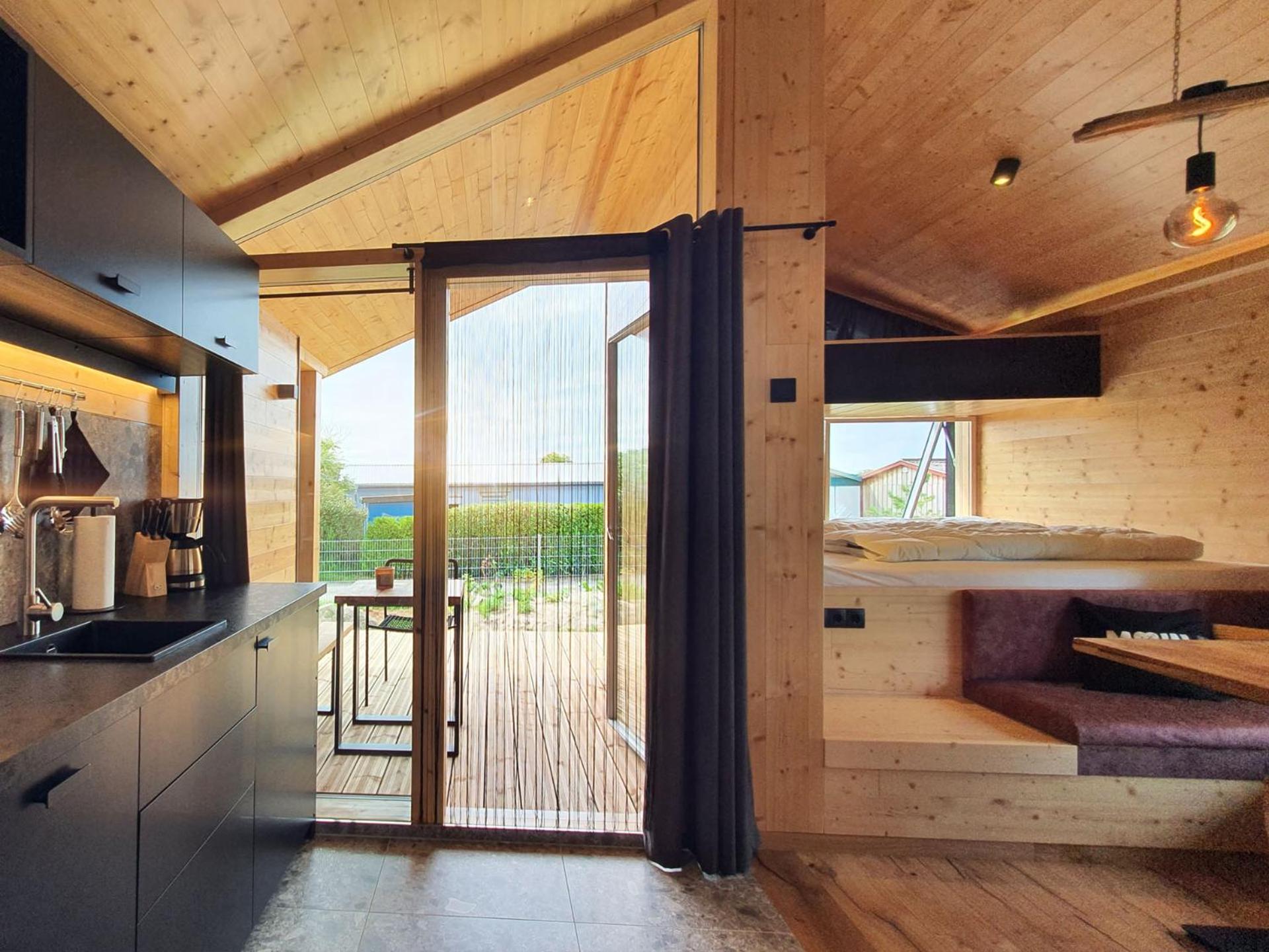 Werder Chalet -- COZYKOJE -- Ostsee Strand 150m I Sauna I eKamin I Tiny House mit Meerblick I 2 Pers und Kind I by 