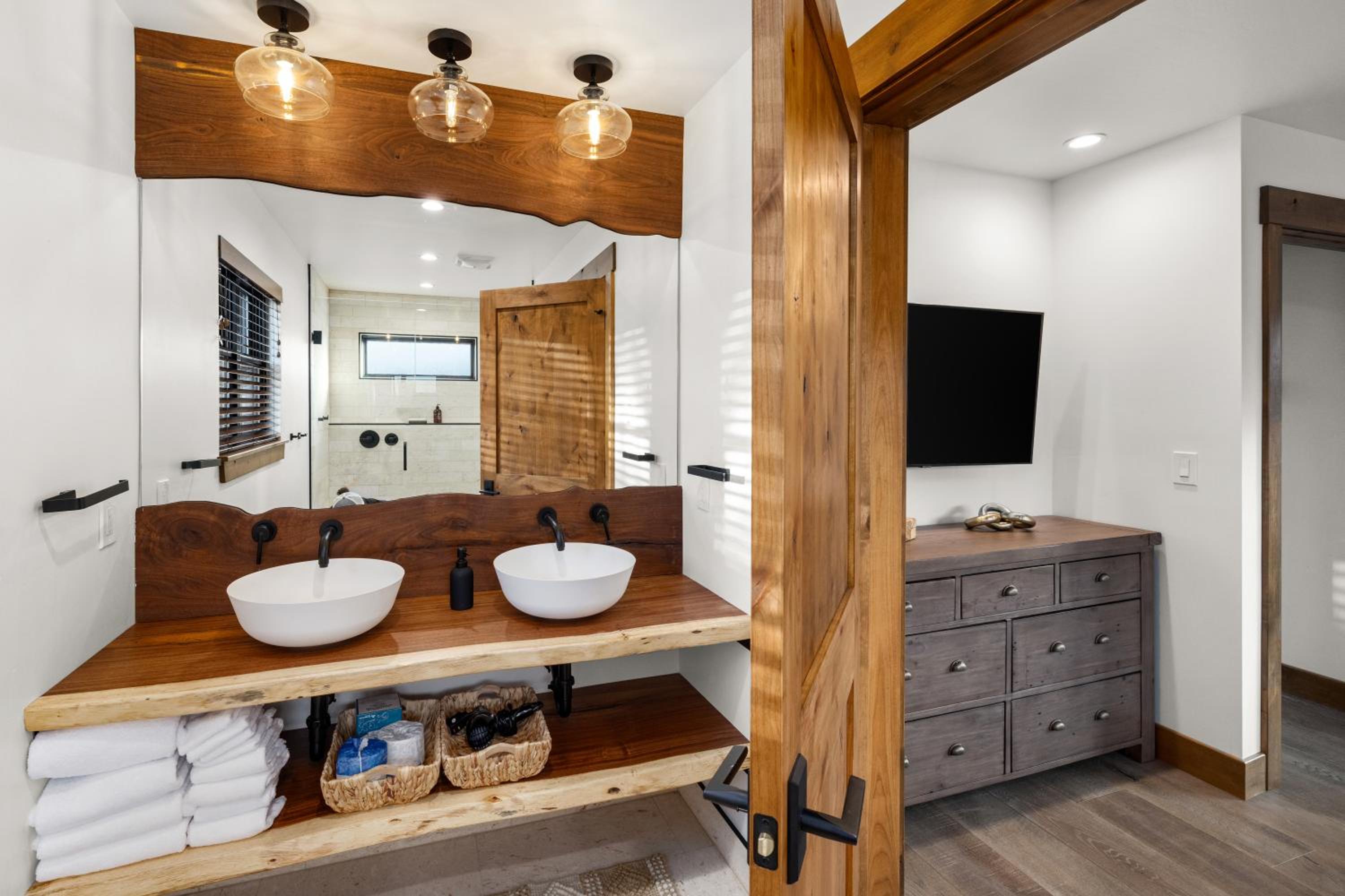 Private Lakefront Cabin - Two Large Patios, Jacuzzi, Indoor/Outdoor Fireplace