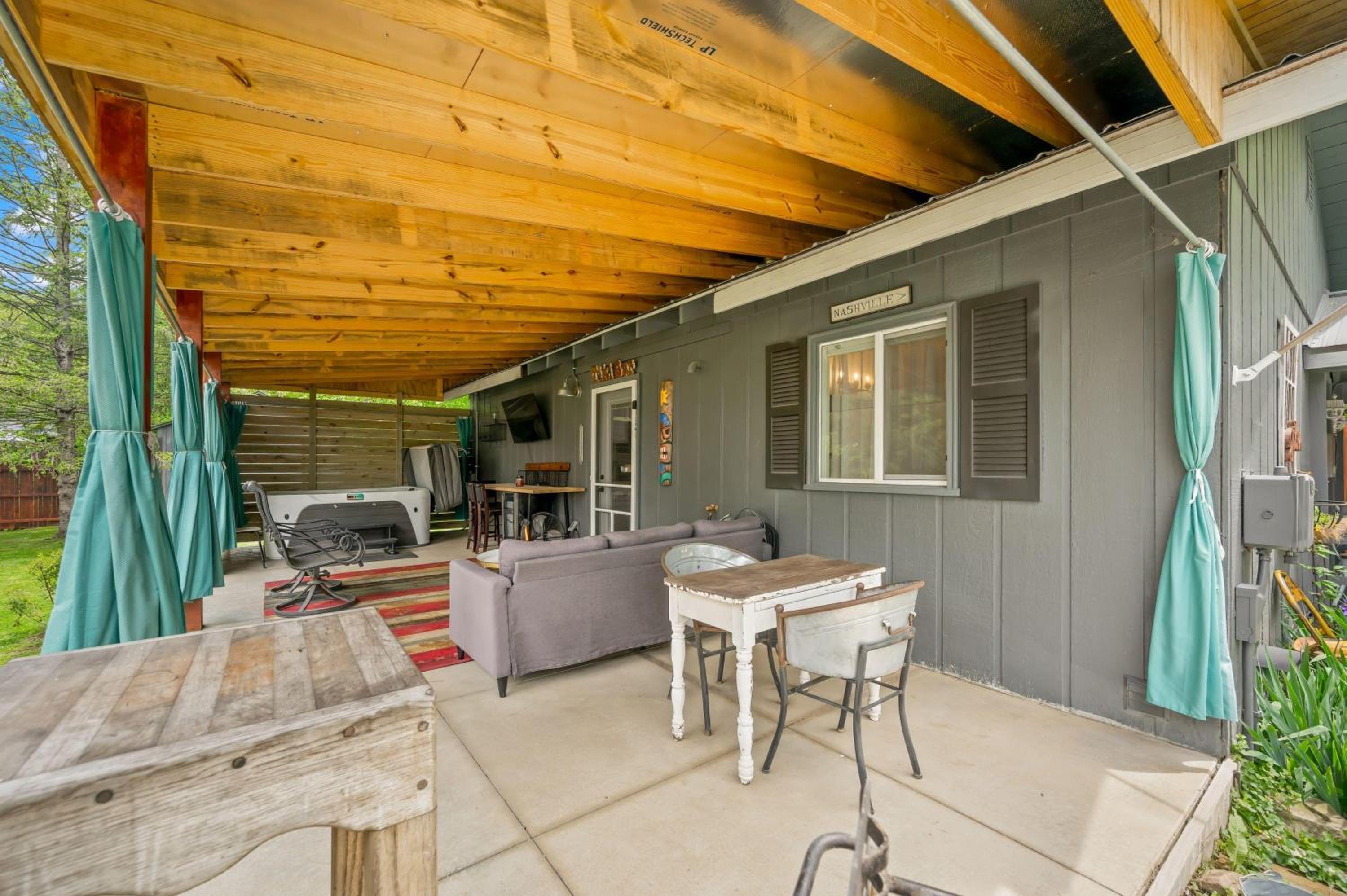 Bloomington Vacations - Bear Creek Cottage - Property Image 5