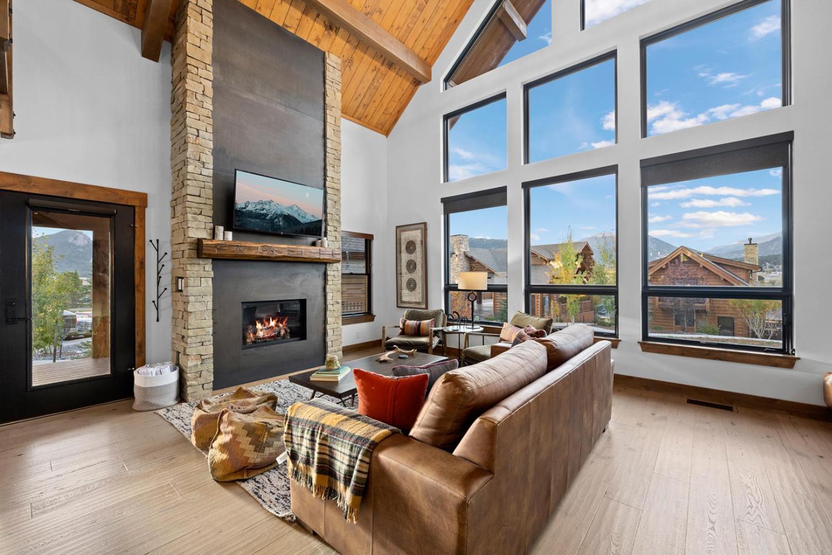 Beautiful Views! Jacuzzi, Indoor Outdoor Fireplace, Steps to Lake Estes - Property Image 28