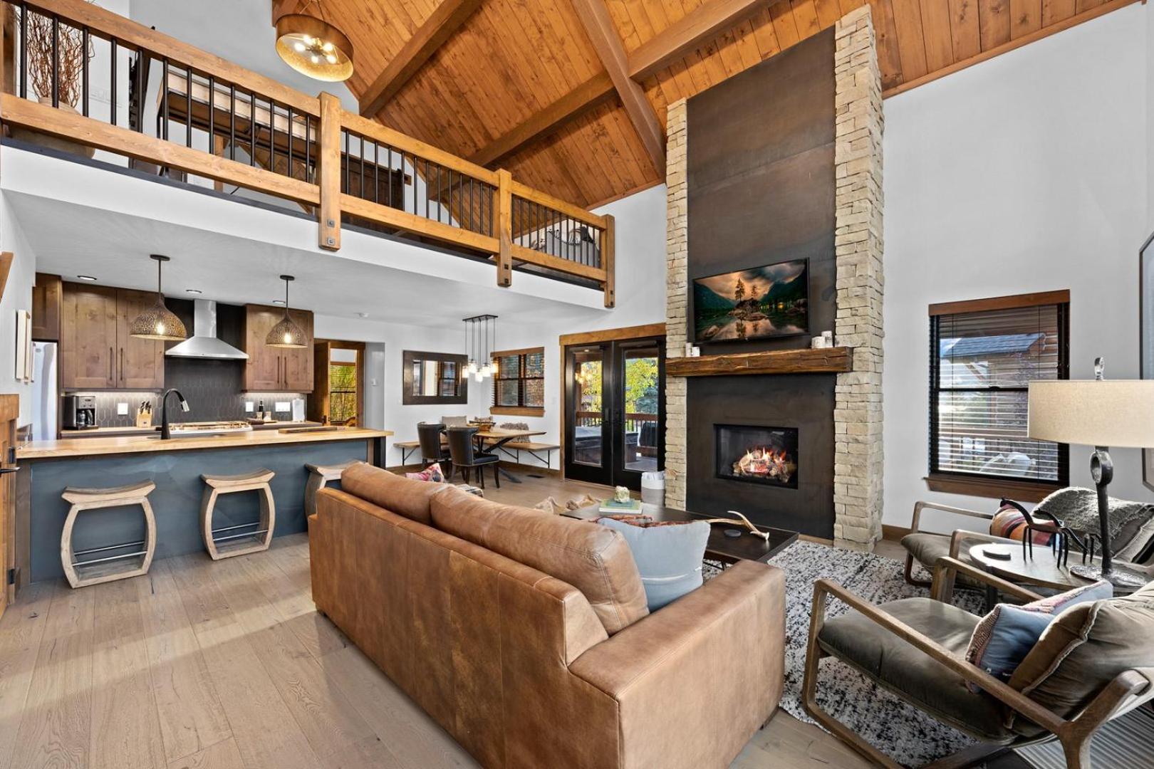 Beautiful Views! Jacuzzi, Indoor Outdoor Fireplace, Steps to Lake Estes - Property Image 47