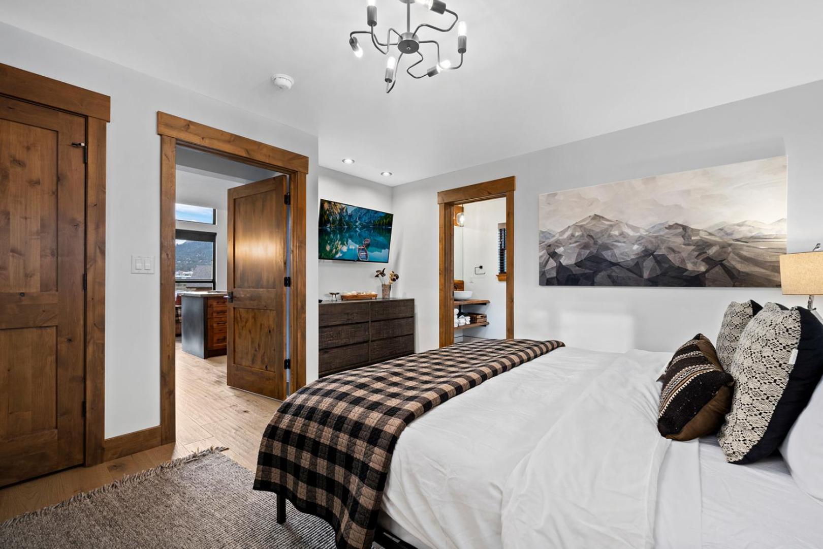 Beautiful Views! Jacuzzi, Indoor Outdoor Fireplace, Steps to Lake Estes - Property Image 49