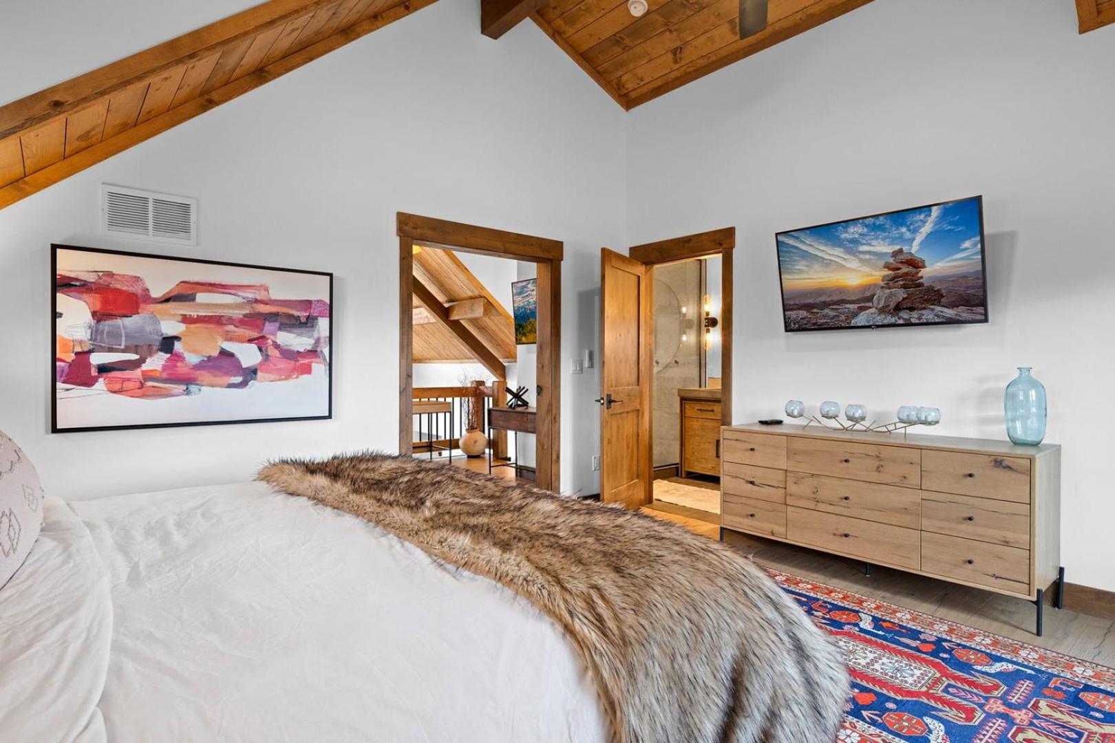 Beautiful Views! Jacuzzi, Indoor Outdoor Fireplace, Steps to Lake Estes - Property Image 3