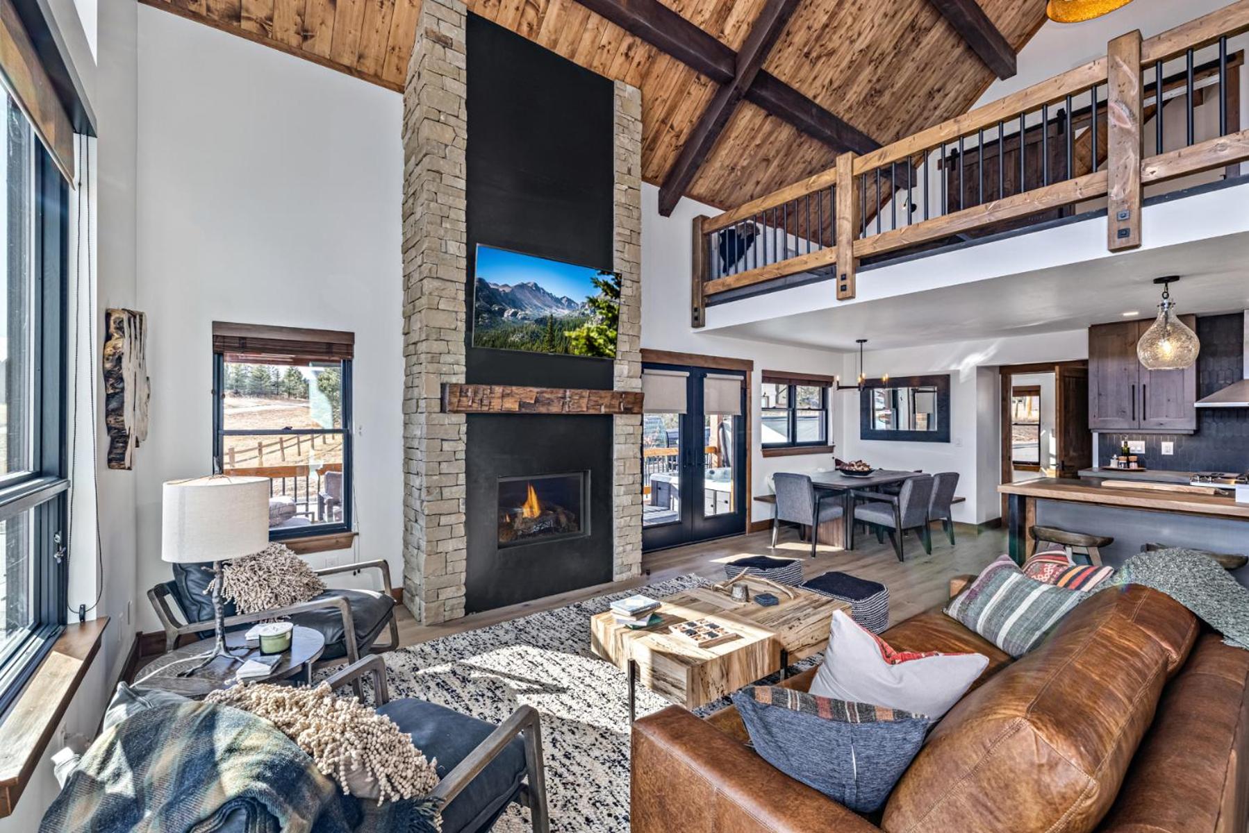 Private end unit with Jacuzzi, Two Patios, and Indoor Outdoor Fireplace - Property Image 19