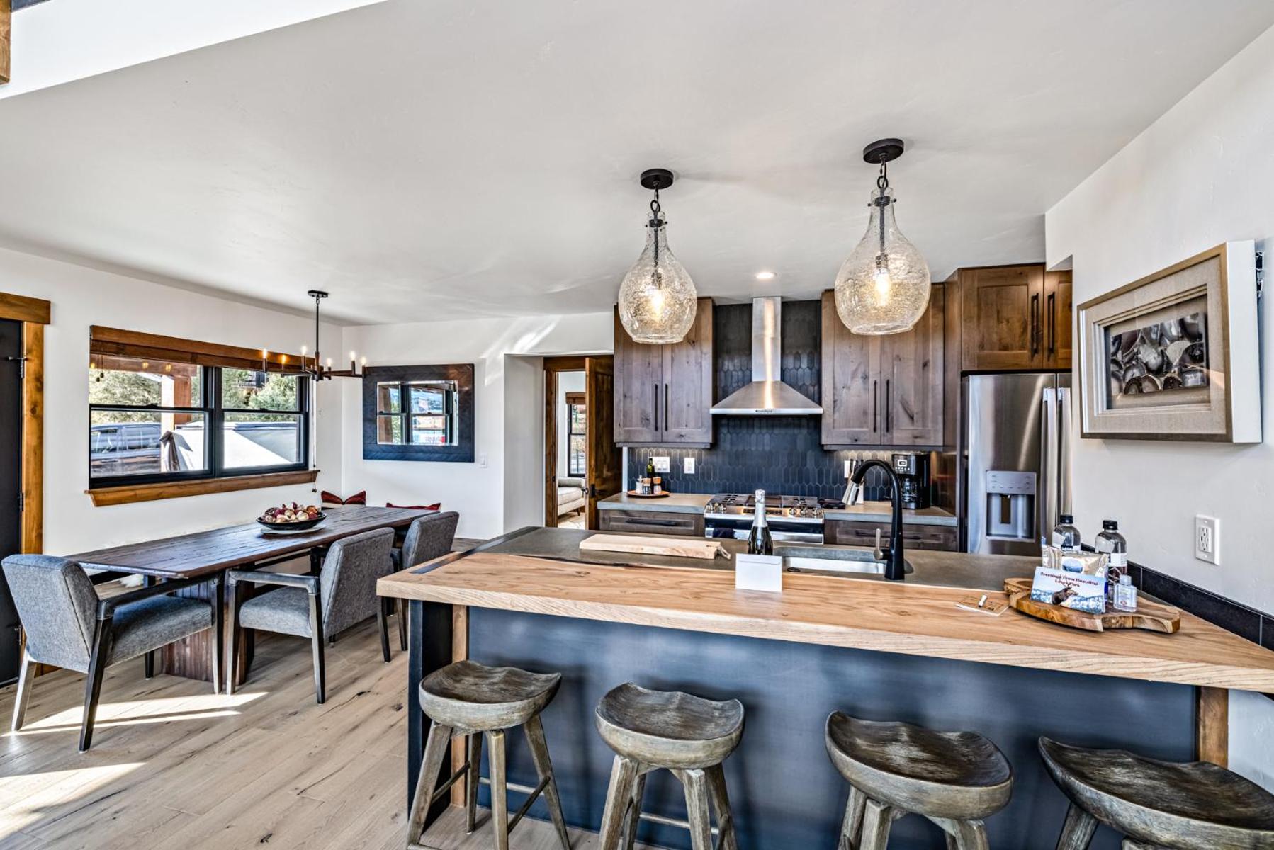 Private end unit with Jacuzzi, Two Patios, and Indoor Outdoor Fireplace - Property Image 20