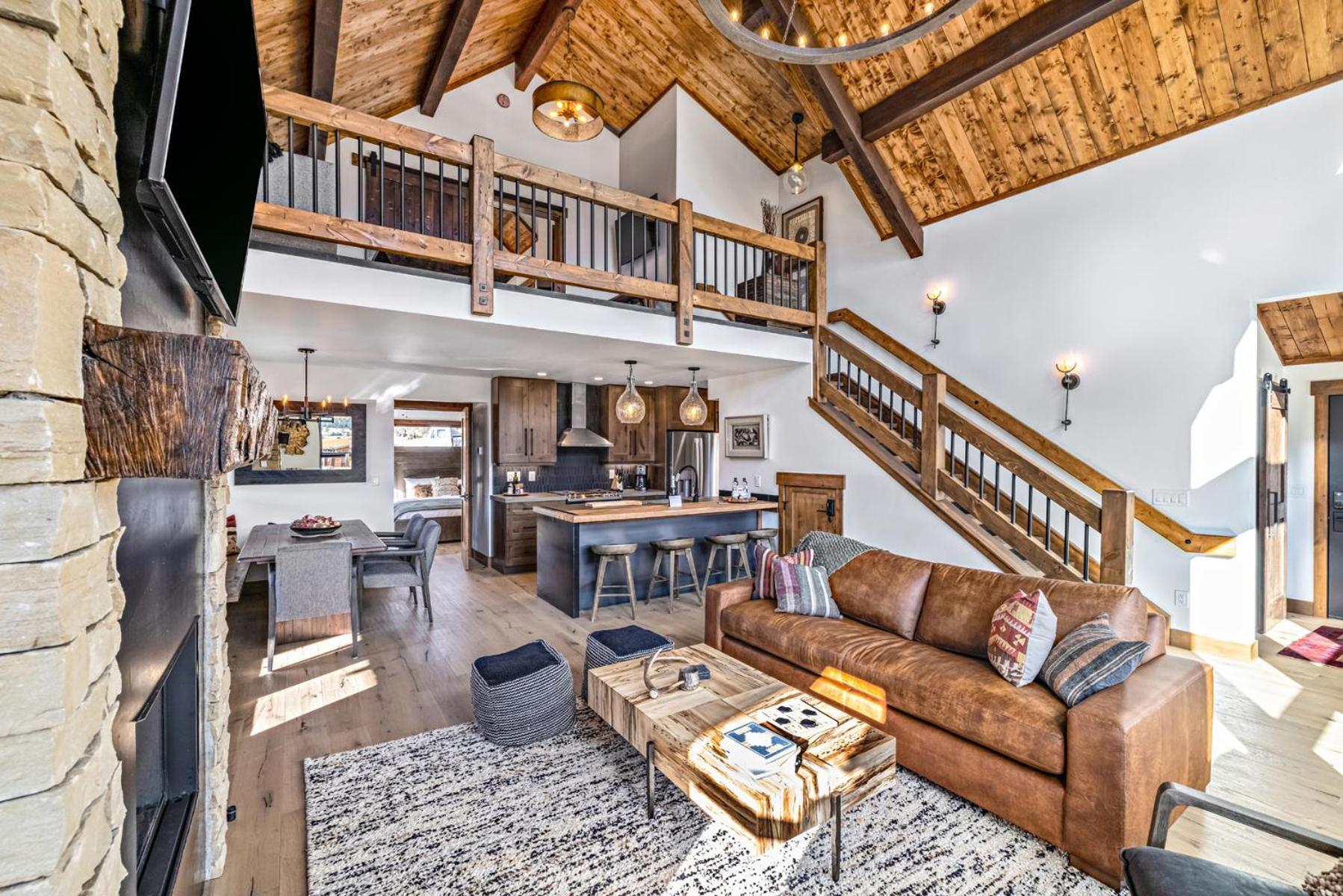 Private end unit with Jacuzzi, Two Patios, and Indoor Outdoor Fireplace - Property Image 23