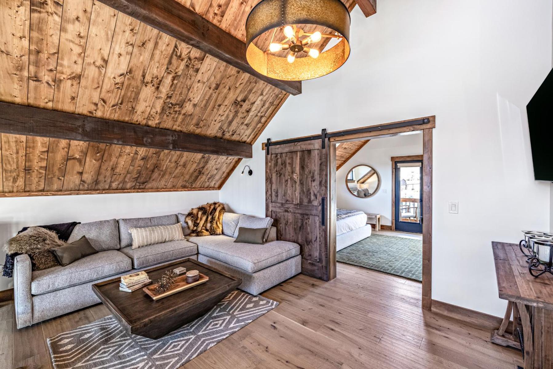 Private end unit with Jacuzzi, Two Patios, and Indoor Outdoor Fireplace - Property Image 24