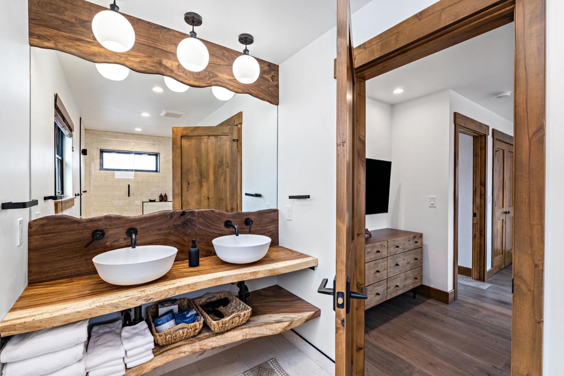 Private end unit with Jacuzzi, Two Patios, and Indoor Outdoor Fireplace - Property Image 25