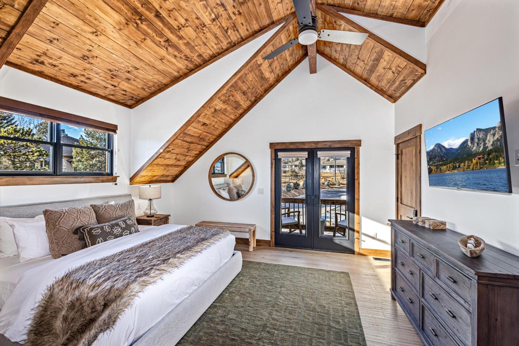 Private end unit with Jacuzzi, Two Patios, and Indoor Outdoor Fireplace - Property Image 27