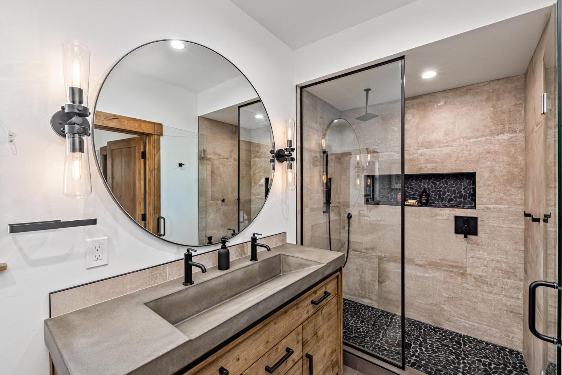 Private end unit with Jacuzzi, Two Patios, and Indoor Outdoor Fireplace - Property Image 28