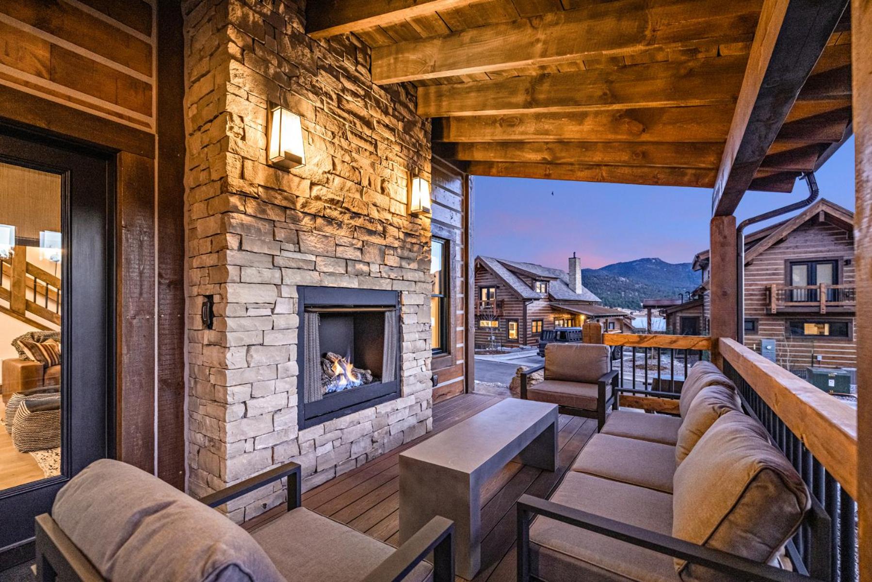 Private end unit with Jacuzzi, Two Patios, and Indoor Outdoor Fireplace - Property Image 21