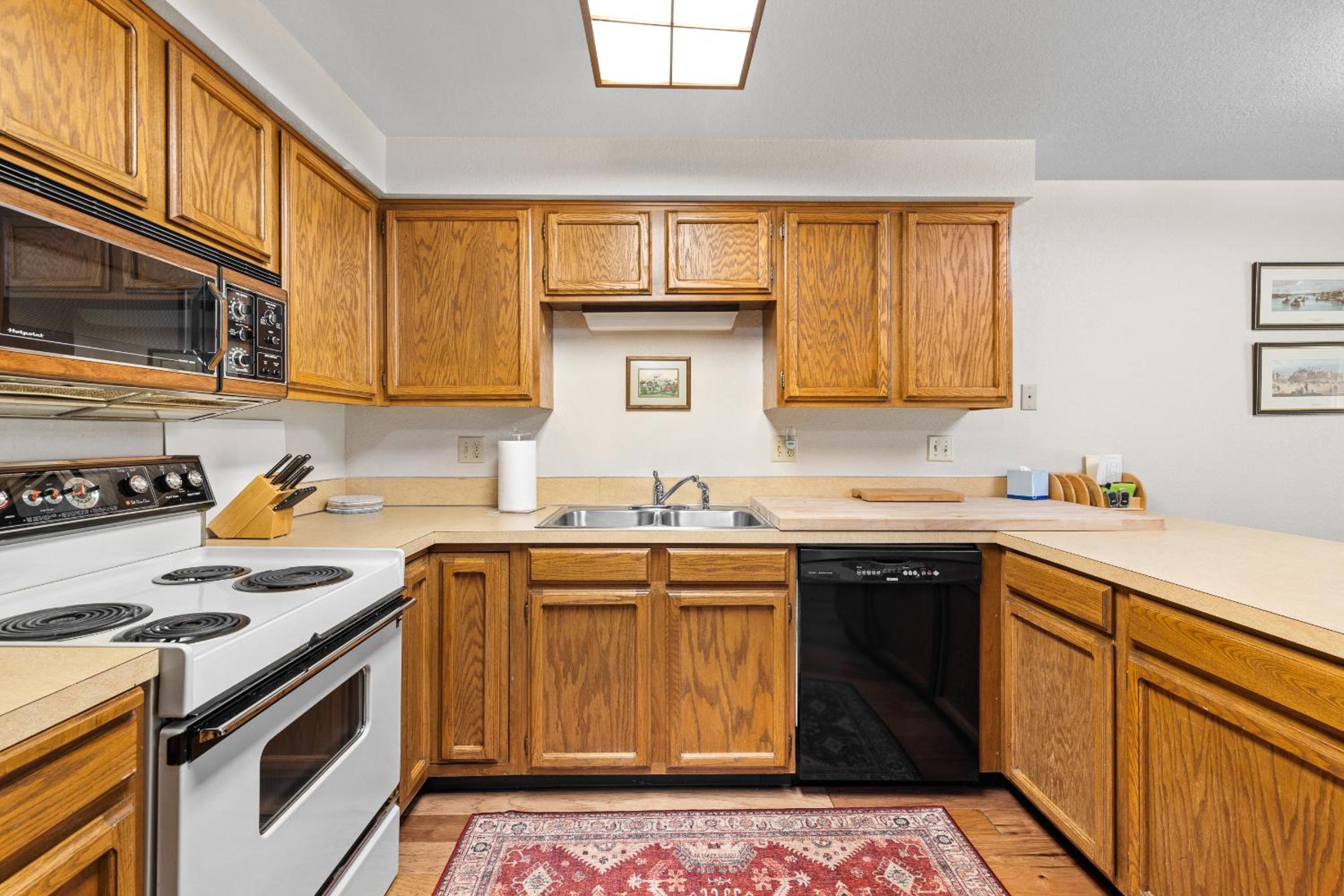 New! Aspen 4 Seasons - Seasonal pool - Close to beaches, parks, golf, and downtown view 3